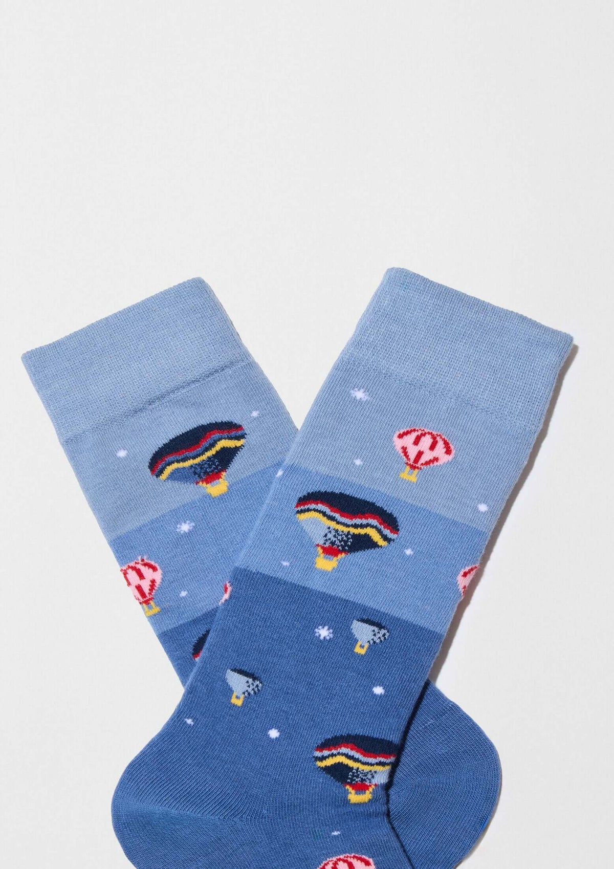Calcetines BeSkyJourney con dibujos de globos aerostáticos en tonos azules, diseño original de algodón orgánico.