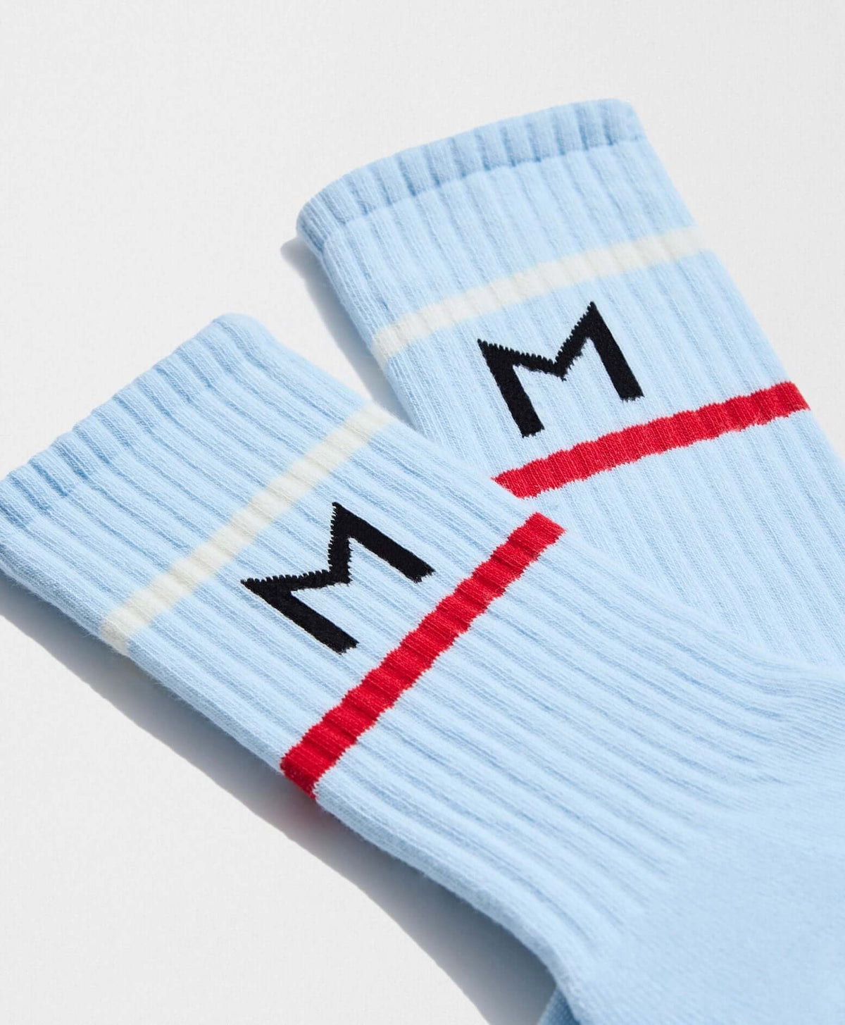 Calcetines BeMOISESNIETO Light Blue con franjas sport y logo elegante en algodón orgánico.