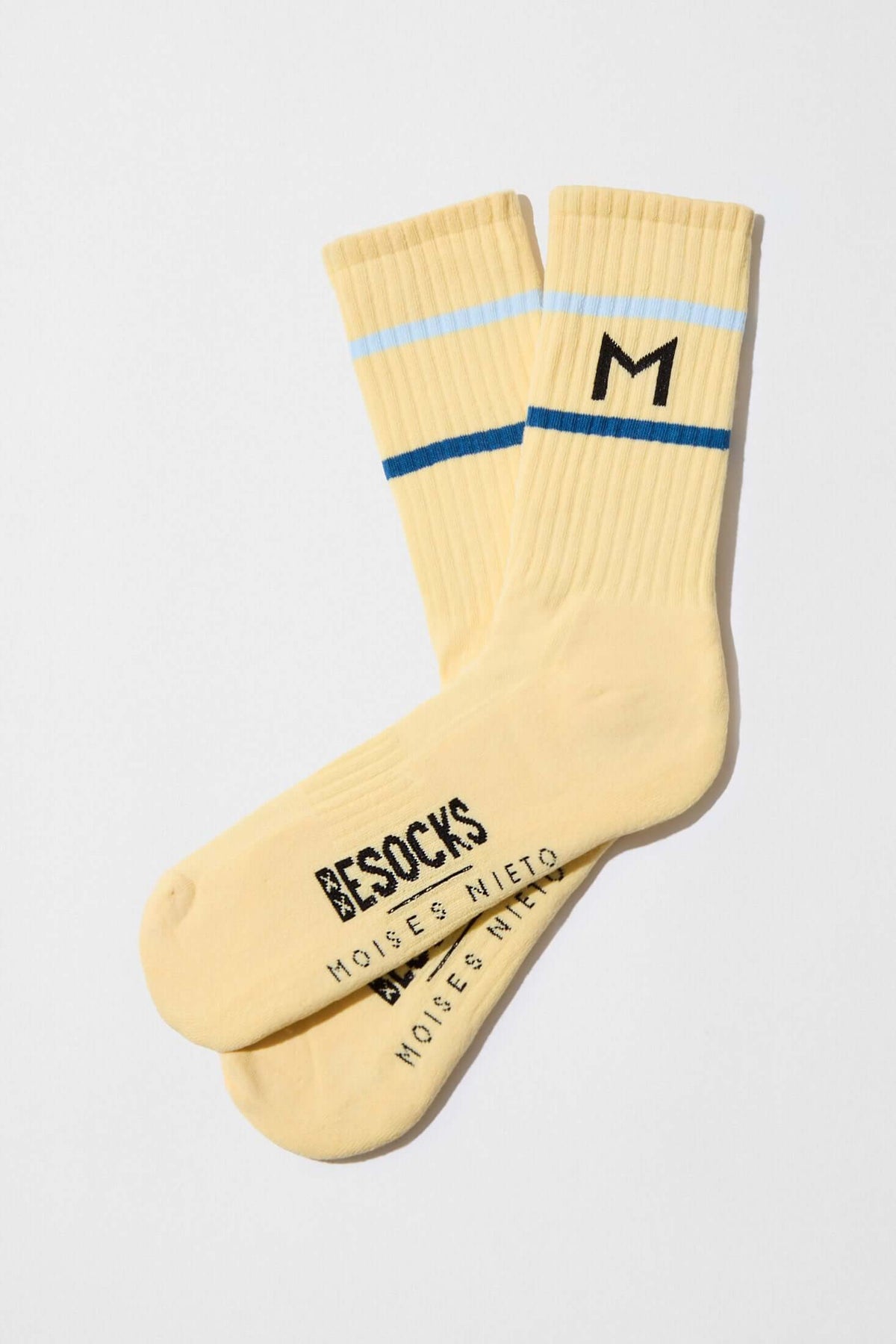 Calcetines Moisés Nieto x BESOCKS en amarillo con rayas azul claro y azul marino, algodón orgánico.