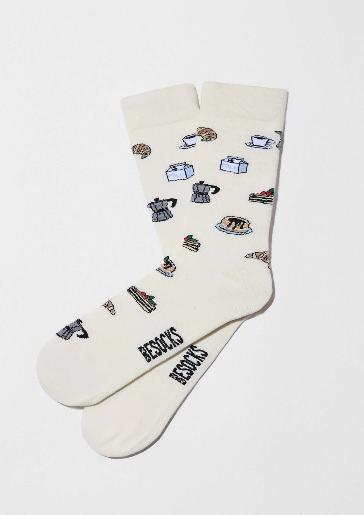 Calcetines BeSweetBreakfast Off White con dibujos de brunch americano en tonos crema, dibujos de platos y café.