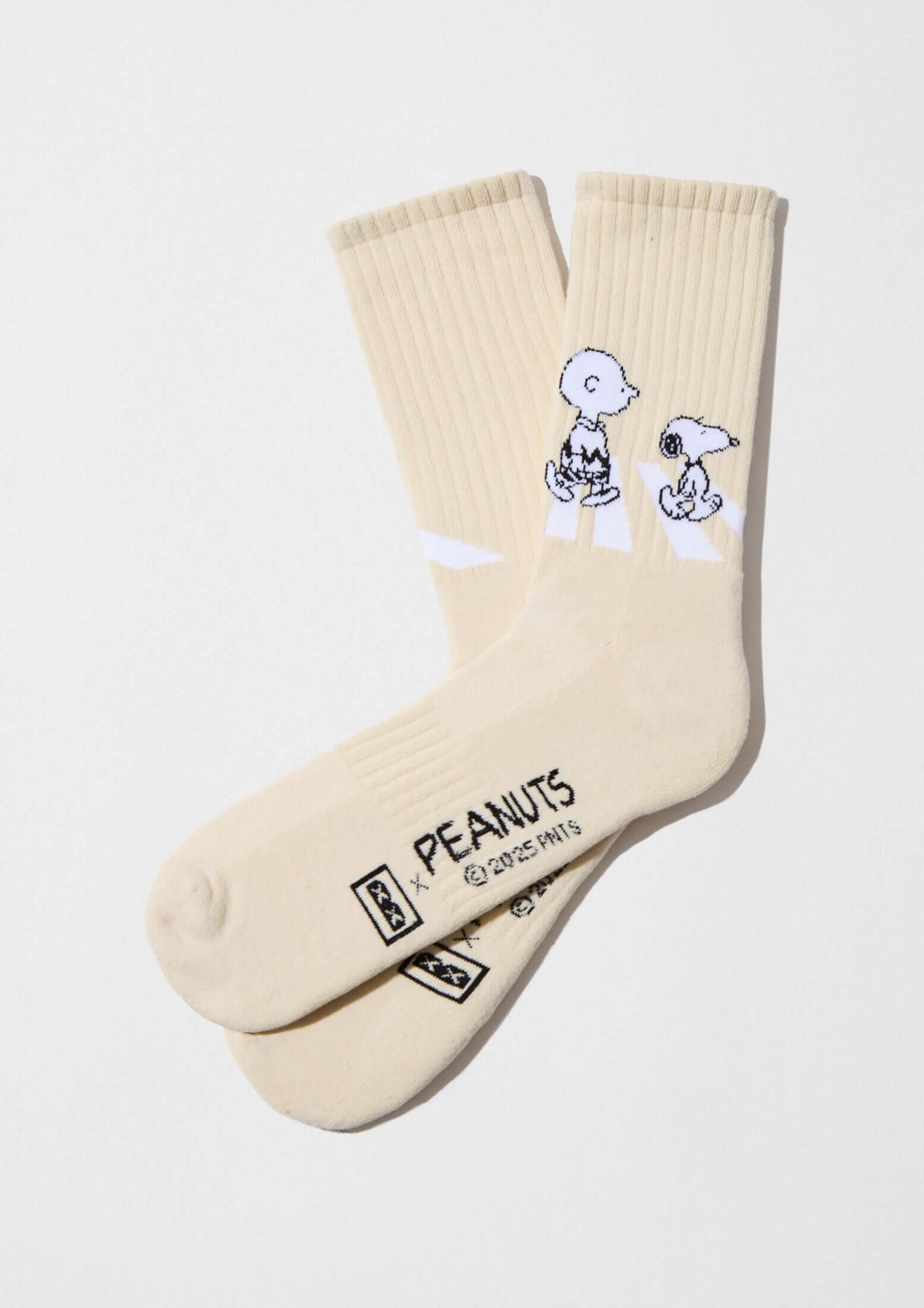 BeSnoopy Walk Beige, calcetines altos en color beige con dibujos de Snoopy y Charlie Brown en blanco.
