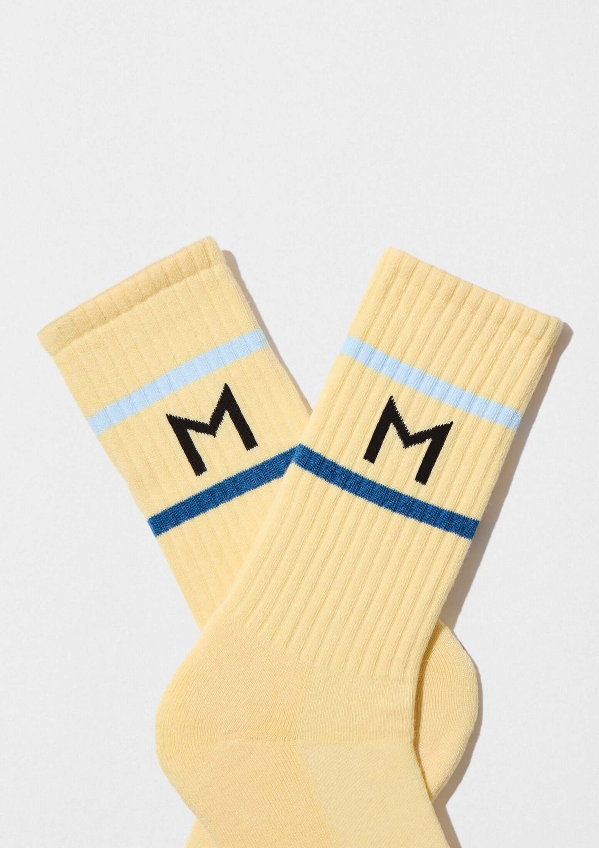 calcetines BeMOISESNIETO Light Yellow con franjas azules y logo minimalista M