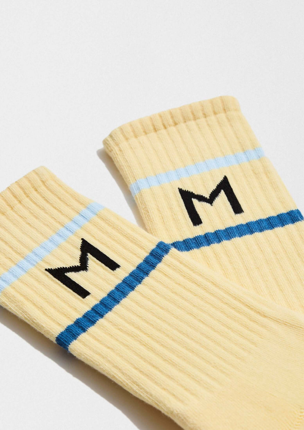 BeMOISESNIETO Light Yellow calcetines con franjas sport en azul y logo minimalista en tono amarillo pastel.