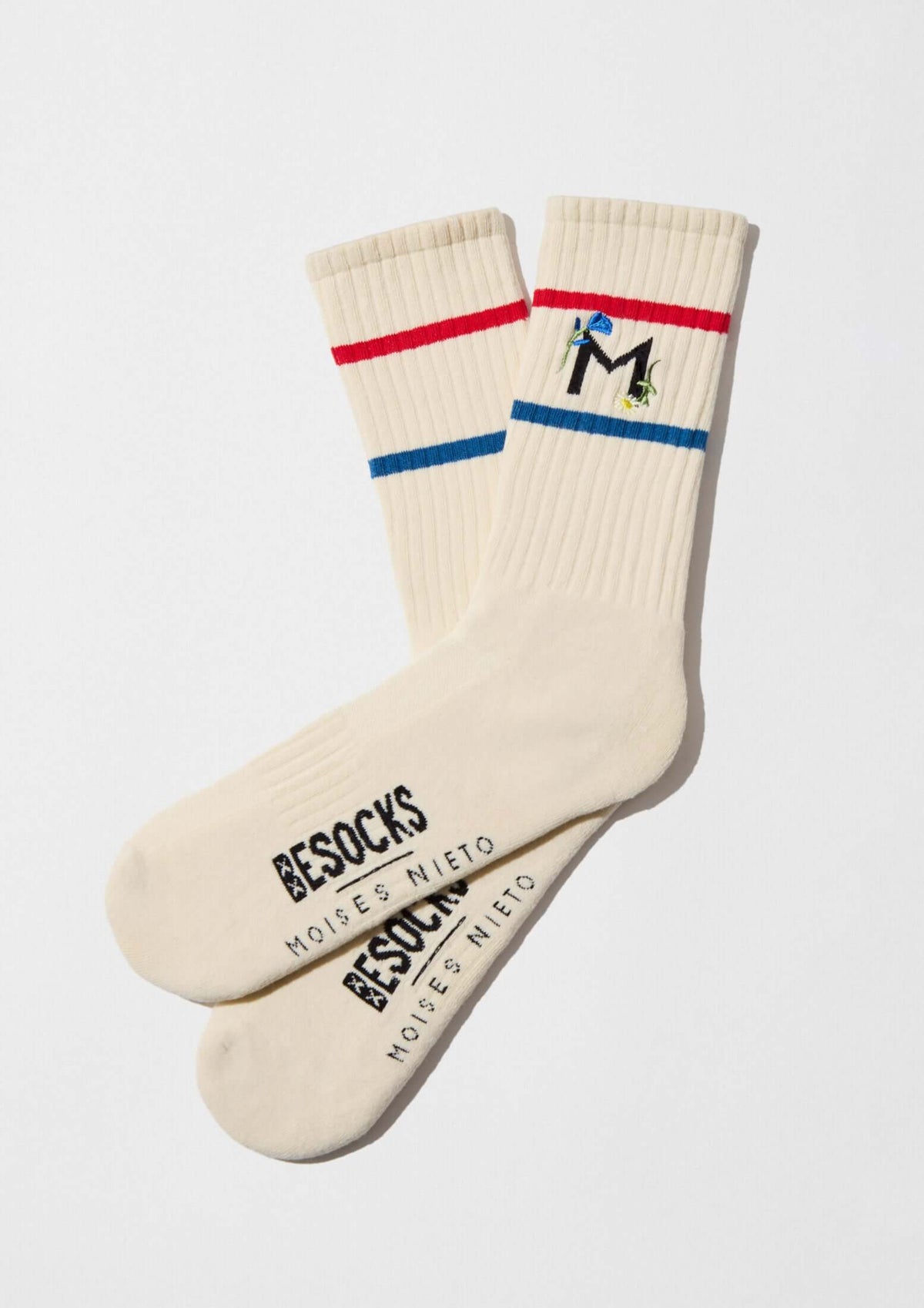 Calcetines BeMOISESNIETO Embroidery Beige en color crema con bordado floral y rayas rojas y azules, colaboración Moisés Nieto x BESOCKS.