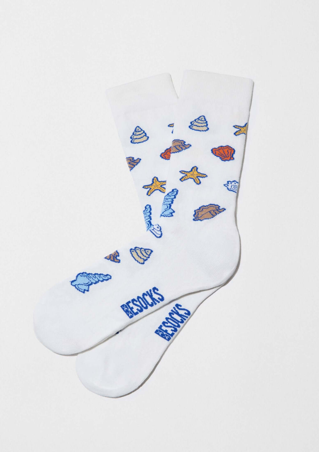 Calcetines BeOcean White en blanco con dibujos de conchas y estrellas de mar en tonos azules y naranjas, algodón orgánico.