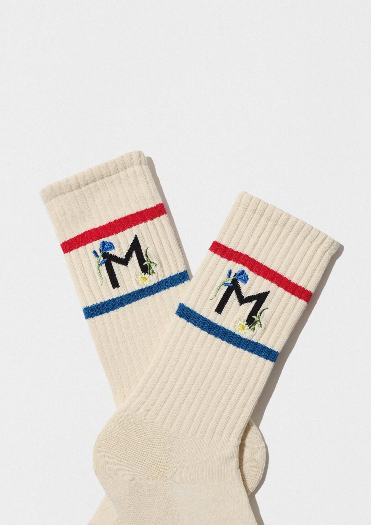BeMOISESNIETO Embroidery Beige calcetines de algodón orgánico con bordado floral en la "M" y rayas rojas y azules.