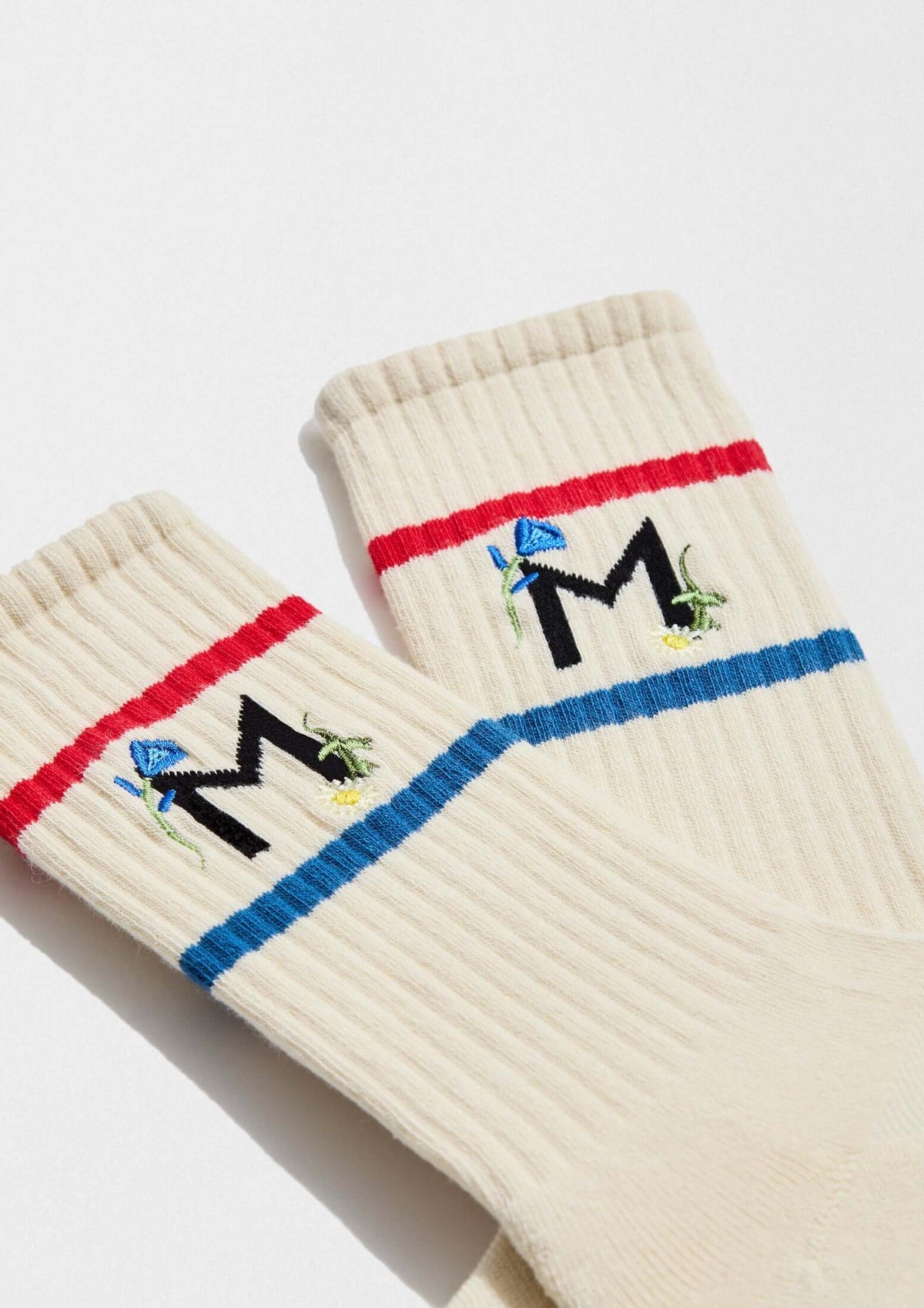 BeMOISESNIETO Embroidery Beige, calcetines de algodón orgánico con bordado floral y rayas azul y rojo.