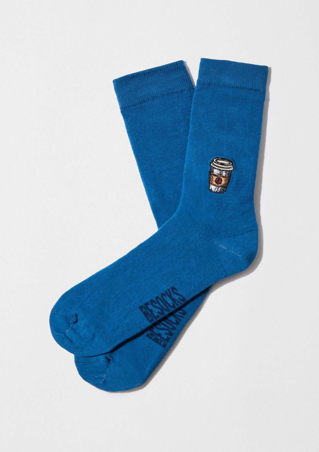 BeCoffee Embroidered Blue, calcetines bordados en azul con bordado de café en hilo negro y marrón, algodón orgánico.