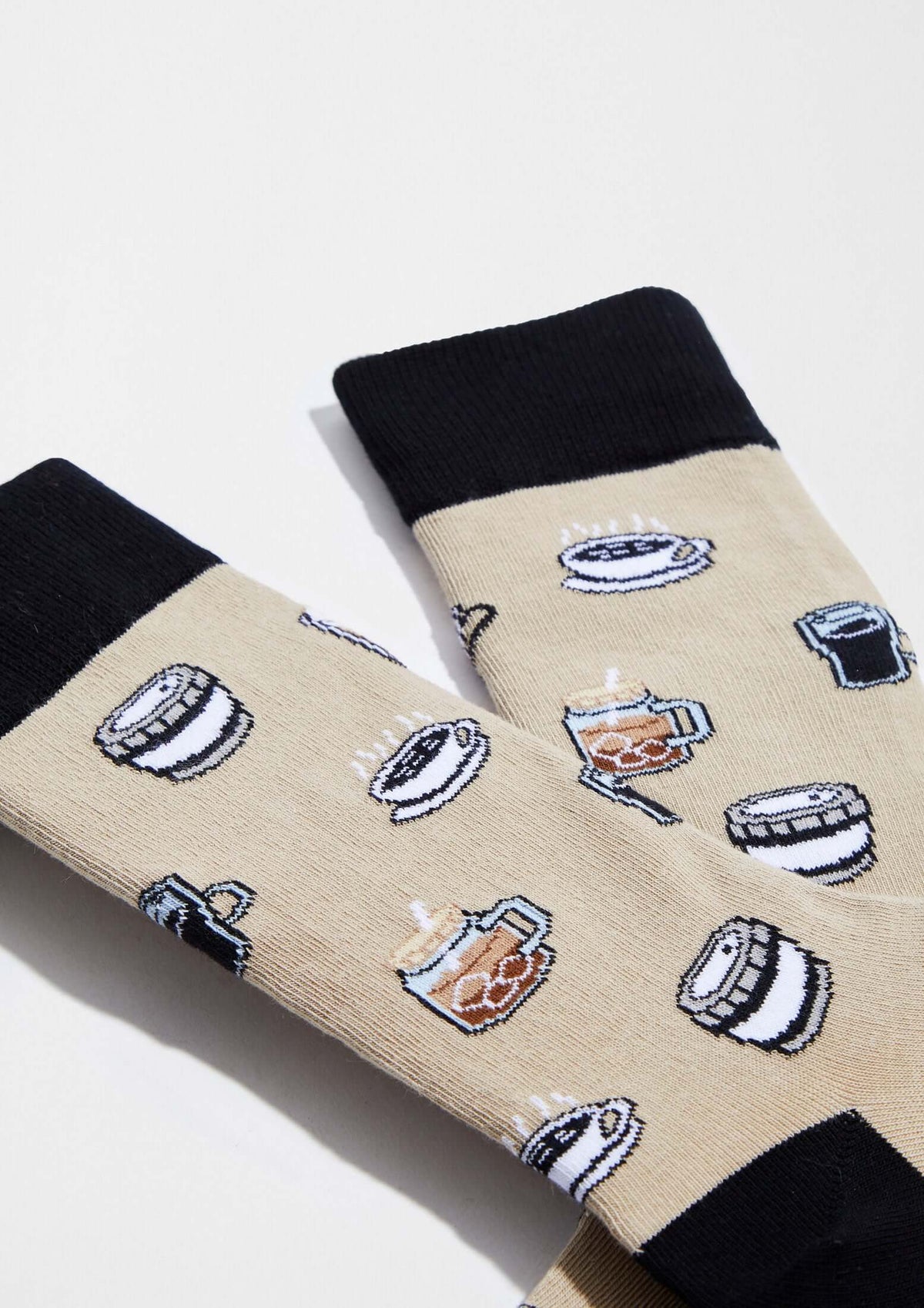 Calcetines originales BeCoffee Beige con dibujos de tazas de café en color beige y negro.