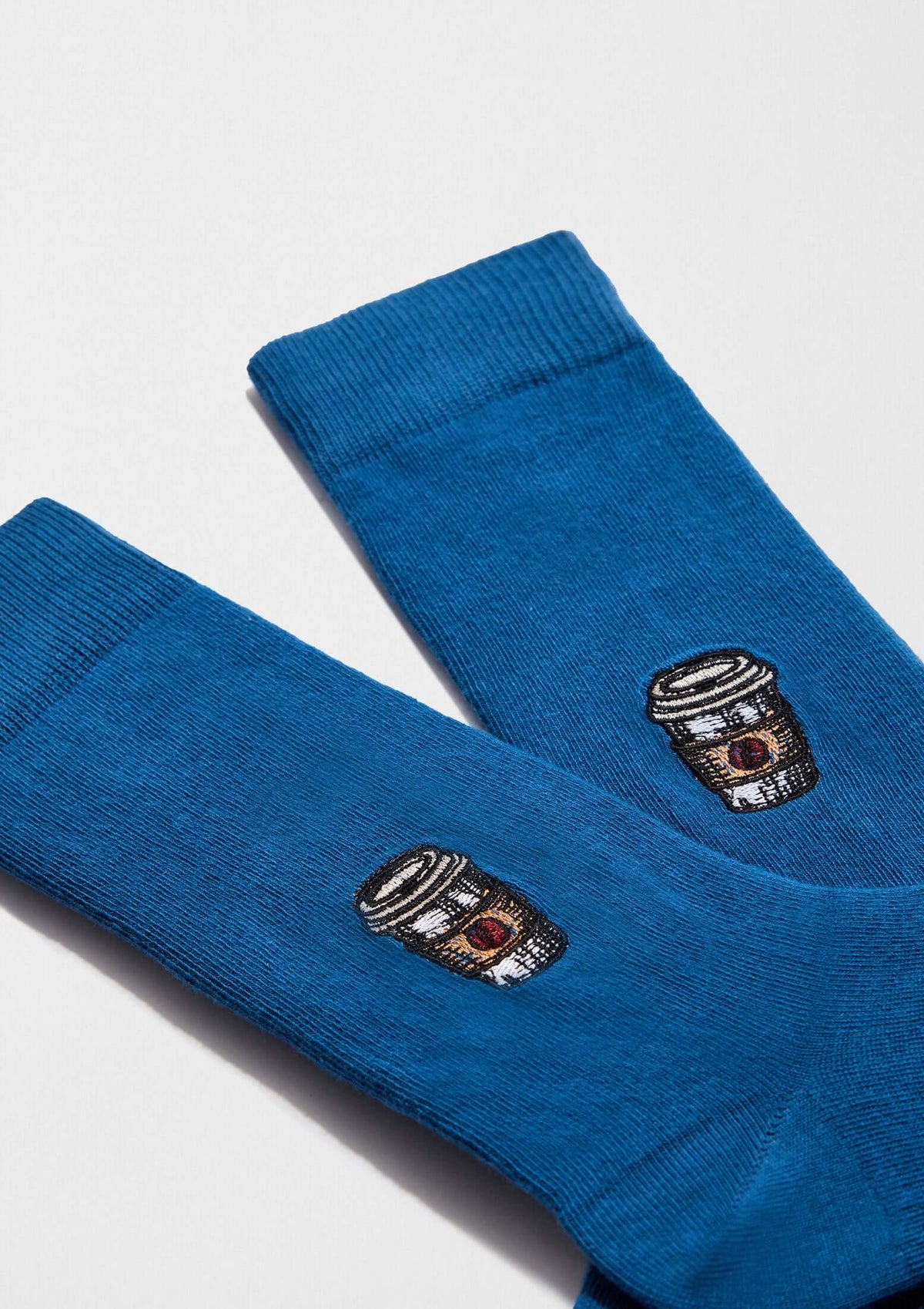 Calcetines BeCoffee Embroidered Blue en azul con bordado de vaso de café en hilo negro y rojo, algodón orgánico.