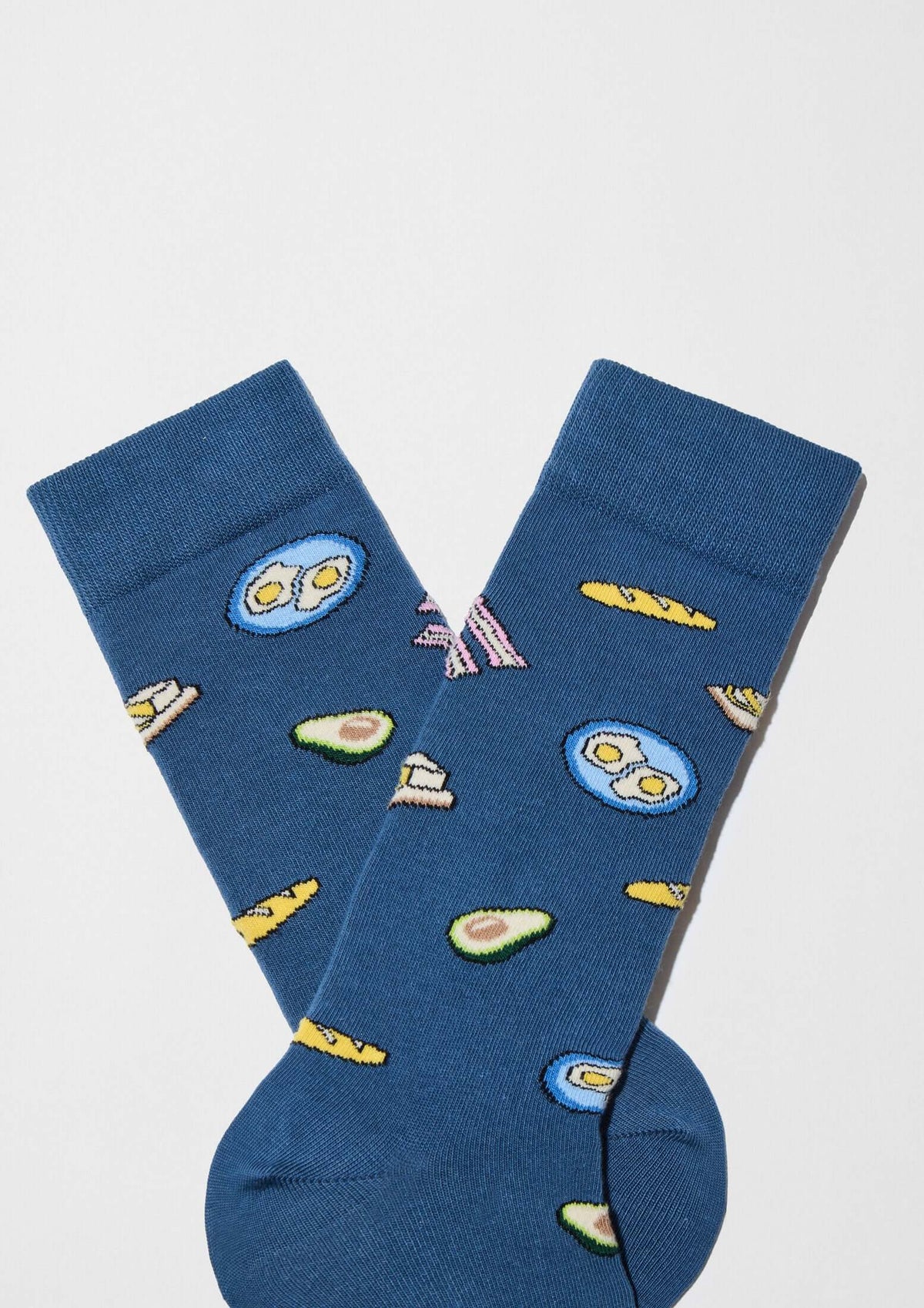 Calcetines BeBrunch Blue en azul con dibujos de alimentos de brunch como aguacate y huevos, diseño original.