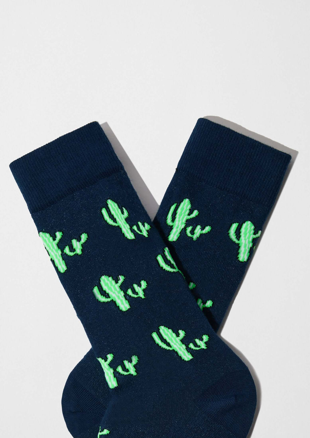 Calcetines BeCactus Navy en azul marino con cactus verdes, original diseño en algodón orgánico, estilo casual.