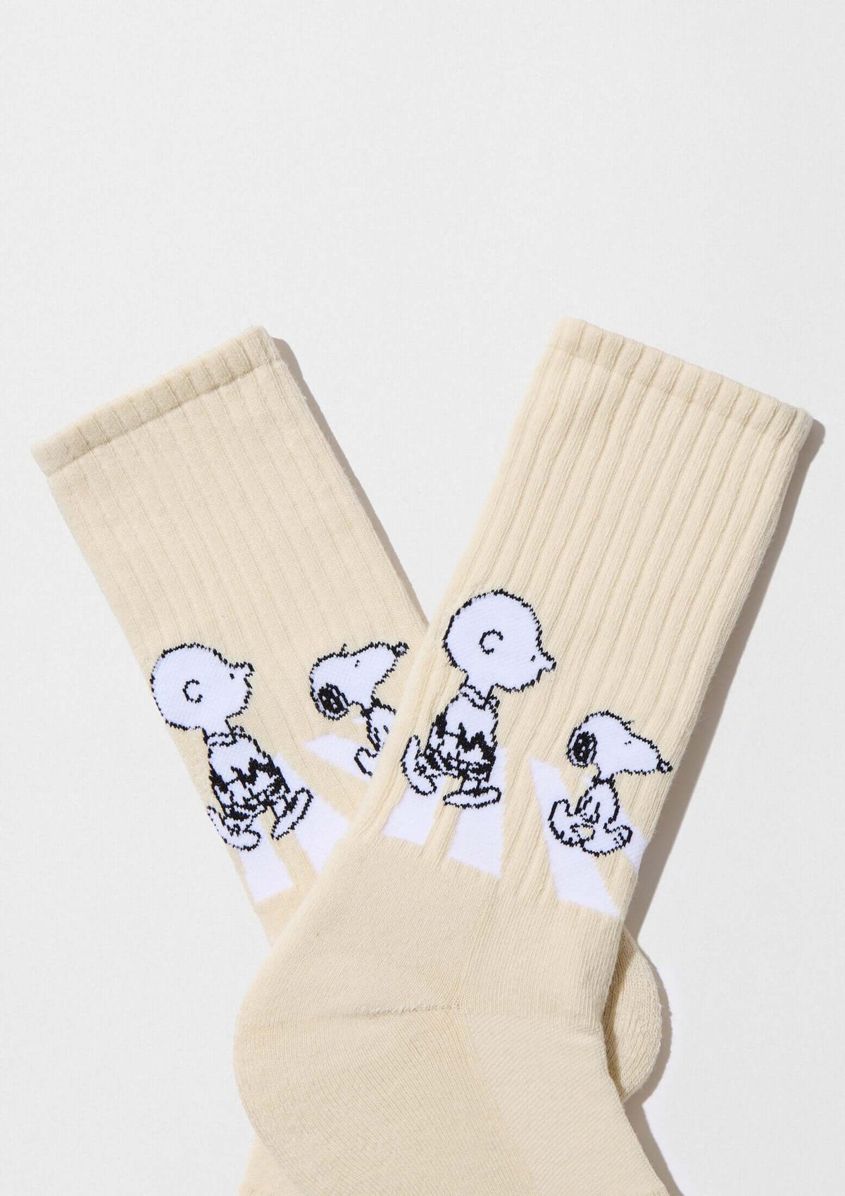 Calcetines altos BeSnoopy Walk Beige con dibujos de Snoopy y Charlie Brown sobre fondo beige en algodón orgánico.