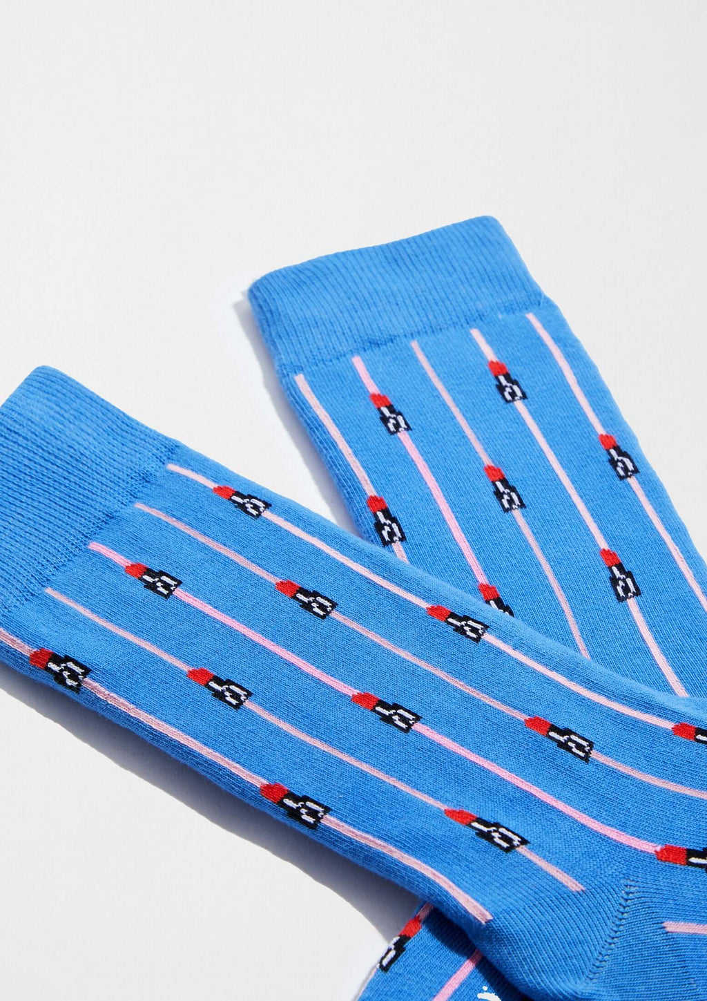 BeEmilyinParis Lipstick Blue calcetines con dibujos en azul con patrón de labiales y líneas rosas.
