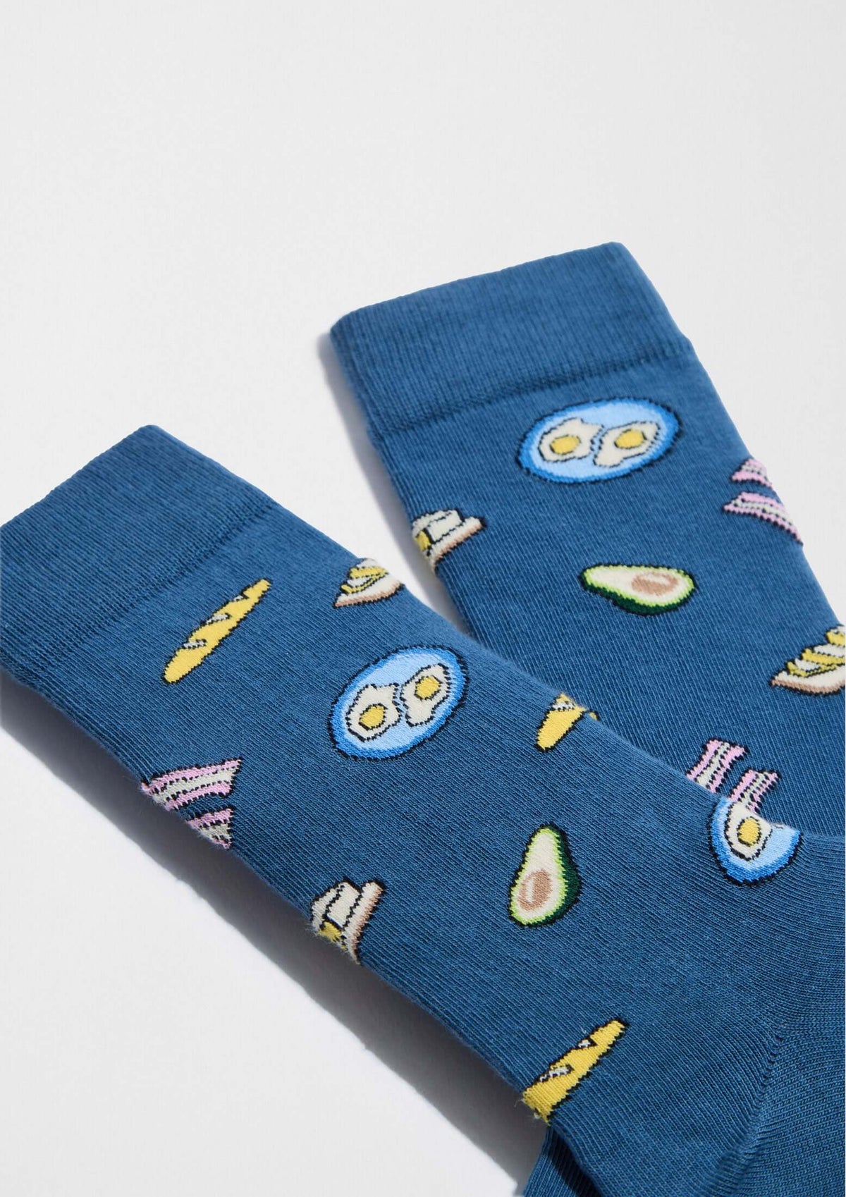 Calcetines BeBrunch Blue de algodón orgánico en azul con dibujos de alimentos brunch como aguacate y huevos.