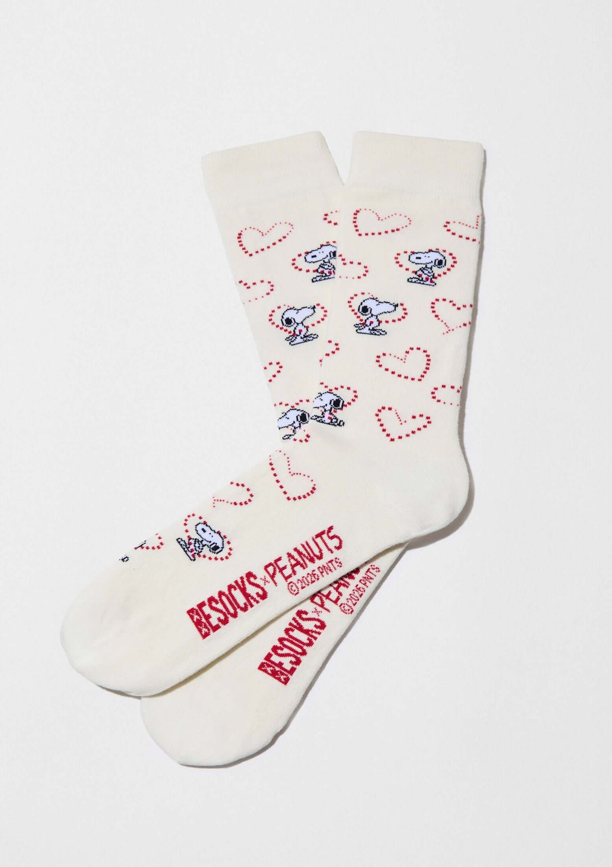 Calcetines altos BeSnoopy Heart Off White con Snoopy y corazones rojos sobre fondo blanco roto en algodón orgánico.