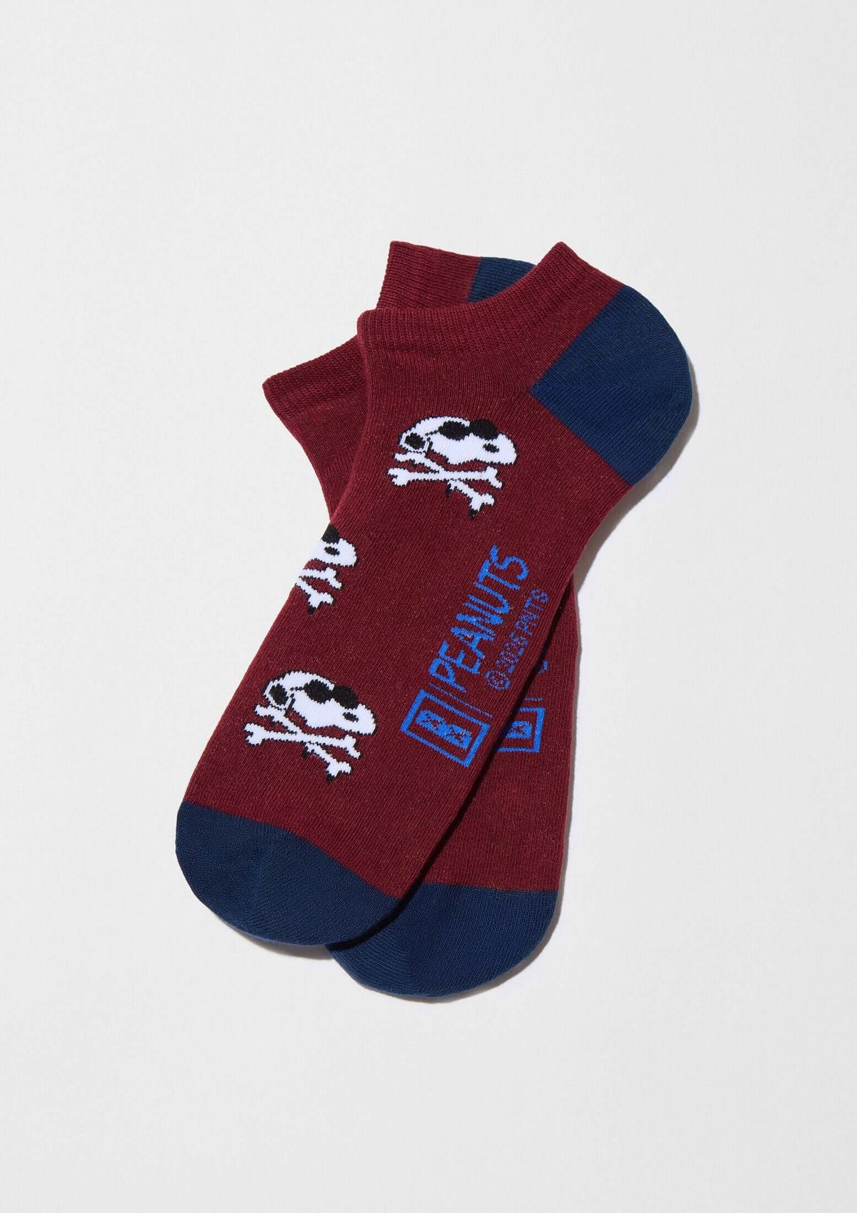 BeSnoopy Skull Burgundy Ankle: calcetines tobilleros burdeos con patrón de calaveras, puntera y talón azul marino.