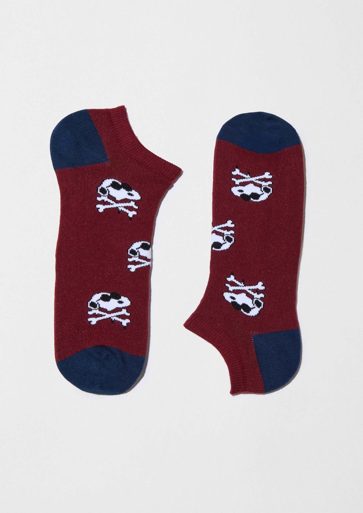 BeSnoopy Skull Burgundy Ankle, calcetines tobilleros burdeos con patrón de calaveras y talón azul marino, fabricados en Portugal.