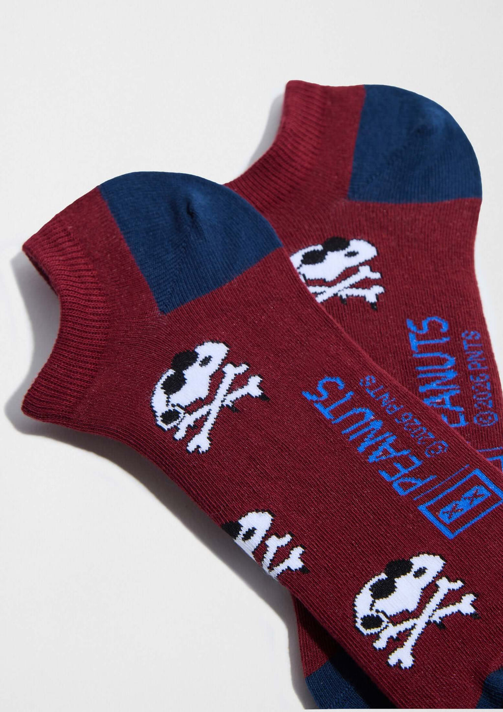 BeSnoopy Skull Burgundy Ankle, tobilleros burdeos con patrón de calaveras en blanco y puntera azul marino.