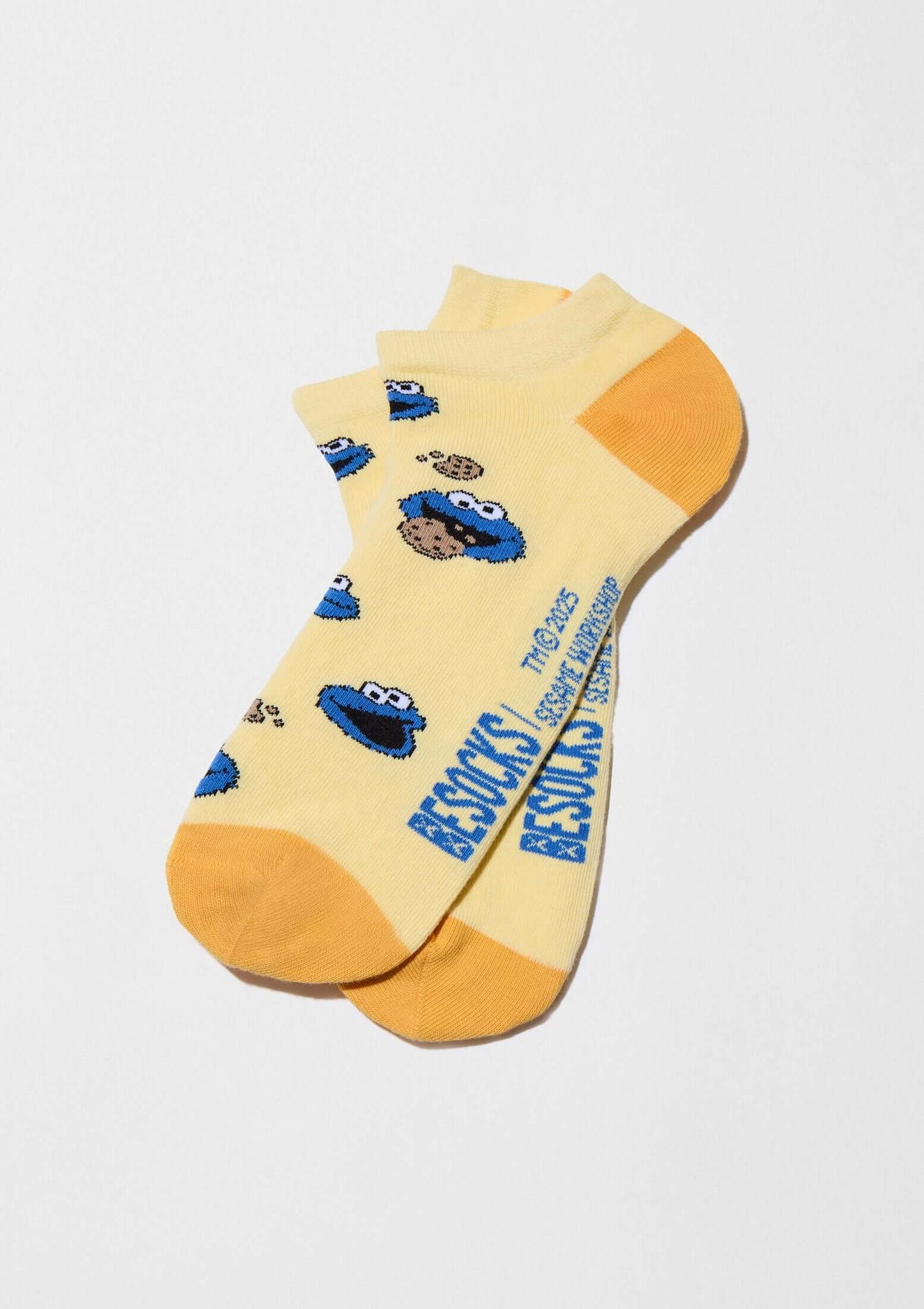 BeSesameStreet Cookie Monster Yellow Ankle con fondo amarillo y patrón del Monstruo de las Galletas. Calcetines tobilleros.