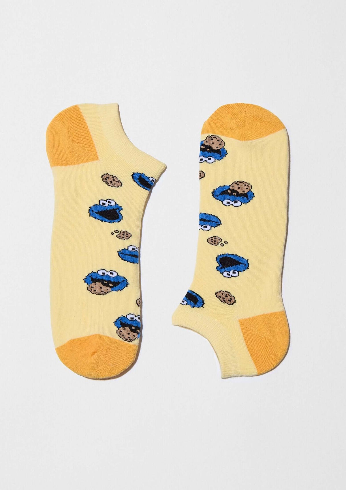 BeSesameStreet Cookie Monster Yellow Ankle calcetines tobilleros en amarillo con patrón de Monstruo de las Galletas y galletas.