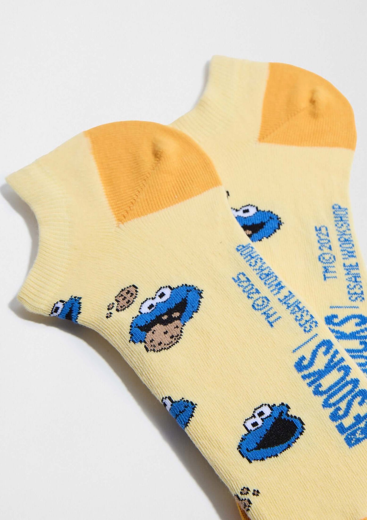 BeSesameStreet Cookie Monster Yellow Ankle calcetines tobilleros amarillos con patrón de galletas y mostaza.