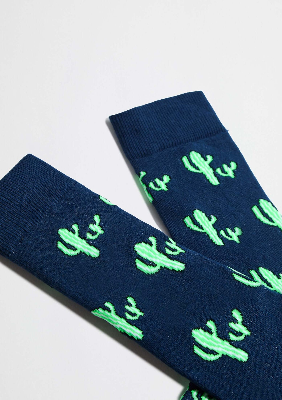 Calcetines BeCactus Navy en azul marino con cactus verdes, diseño original en algodón orgánico.