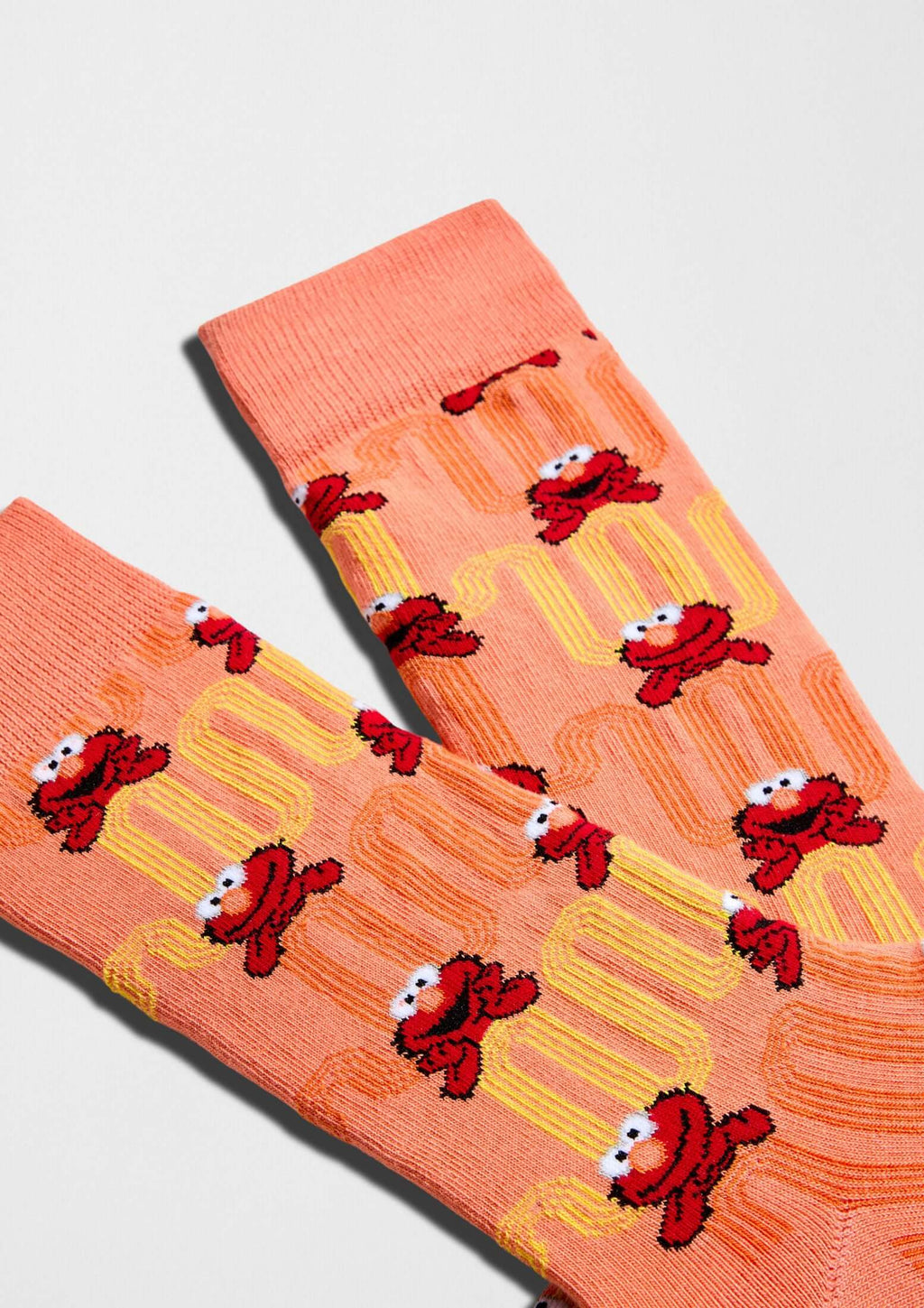 Diseño de Elmo en color coral con líneas onduladas amarillas - BeSesameStreet Elmo Zigzag - BESOCKS