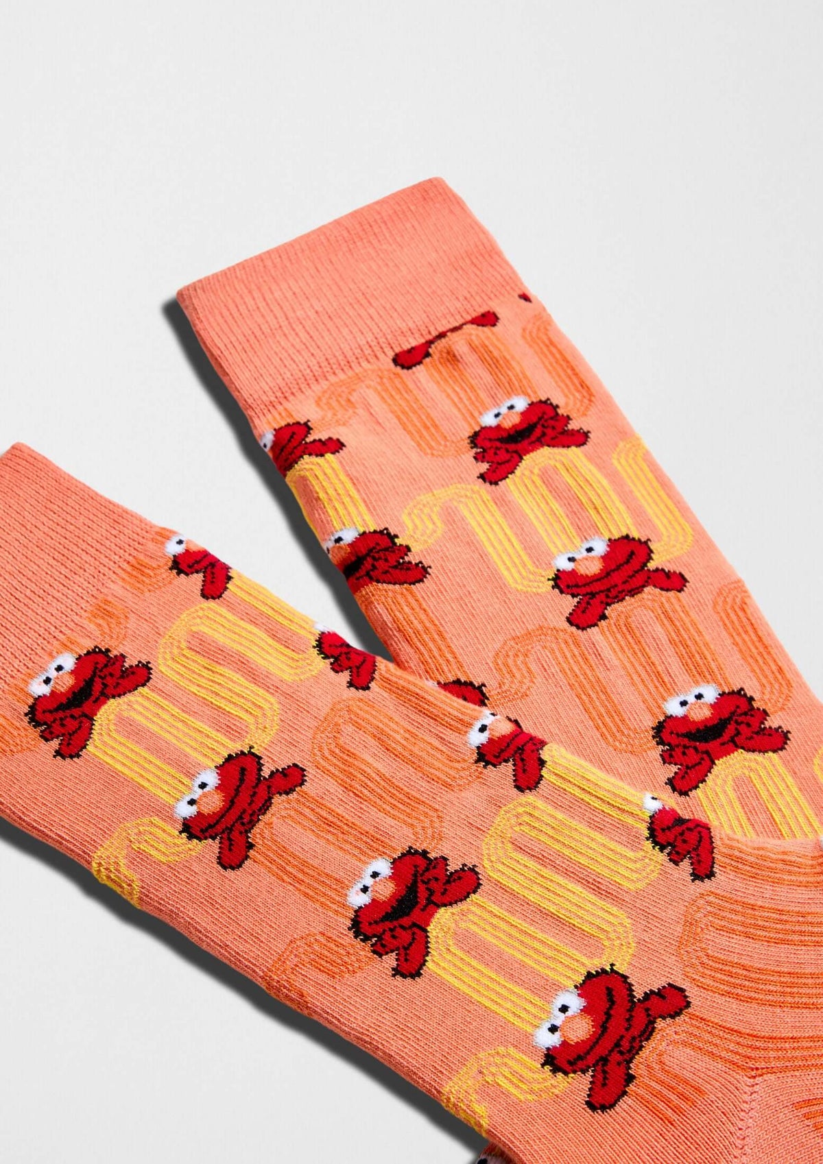 Diseño de Elmo en color coral con líneas onduladas amarillas - BeSesameStreet Elmo Zigzag - BESOCKS