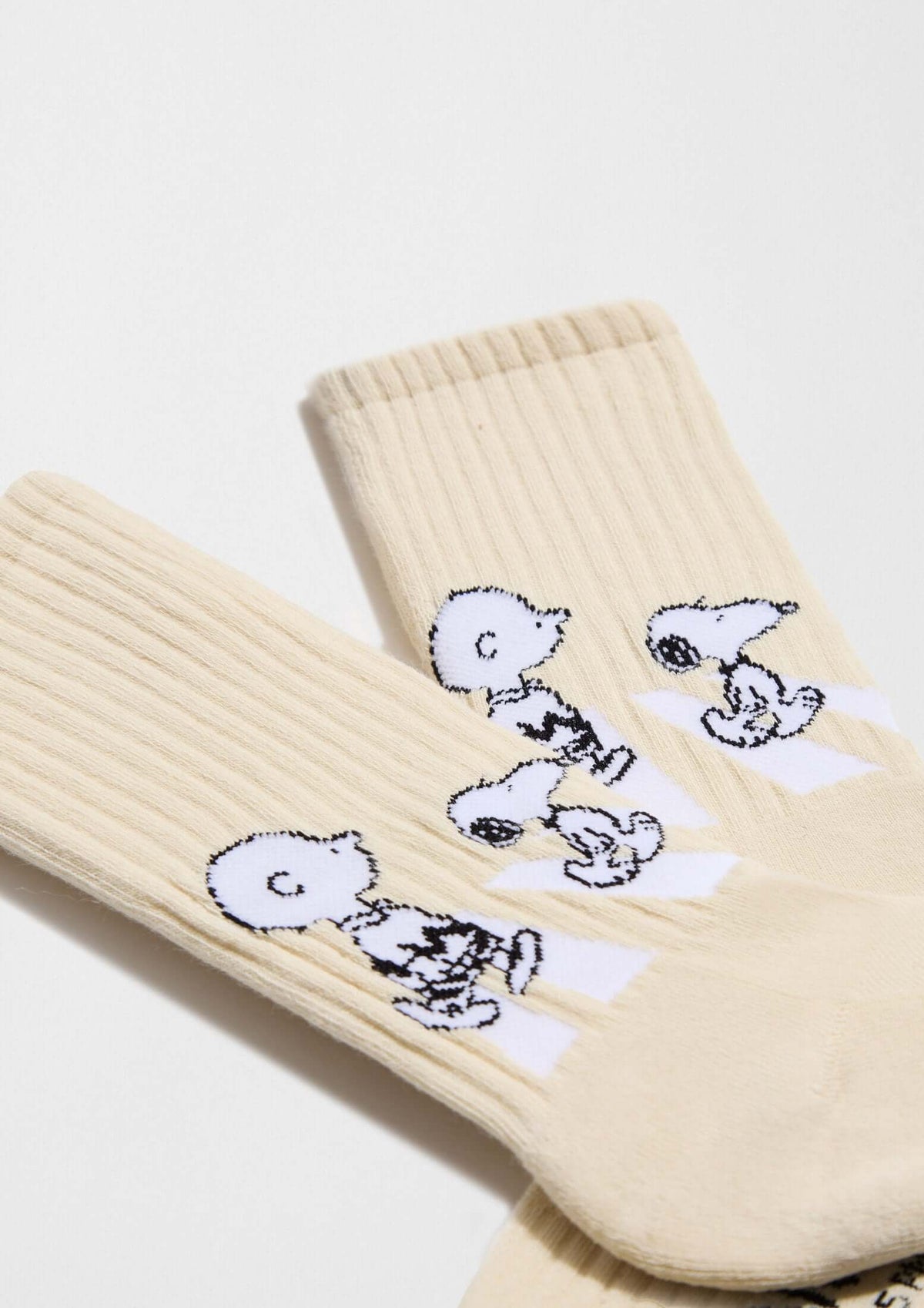 Calcetines altos BeSnoopy Walk Beige con dibujos de Snoopy y Charlie Brown sobre fondo beige. Algodón orgánico.
