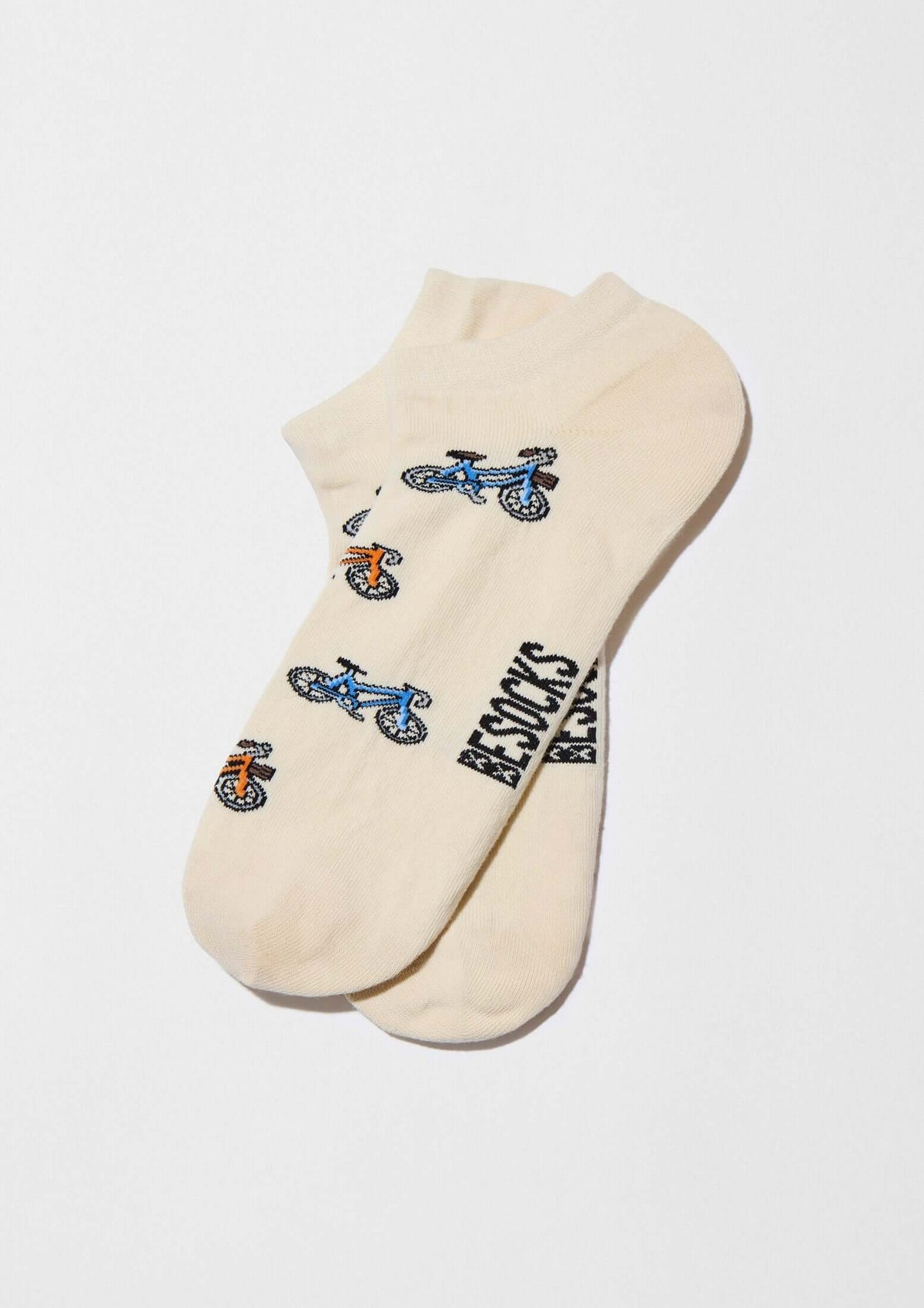 Calcetines tobilleros BeBicycle Beige con patrón de bicicletas en azul y naranja sobre base beige.