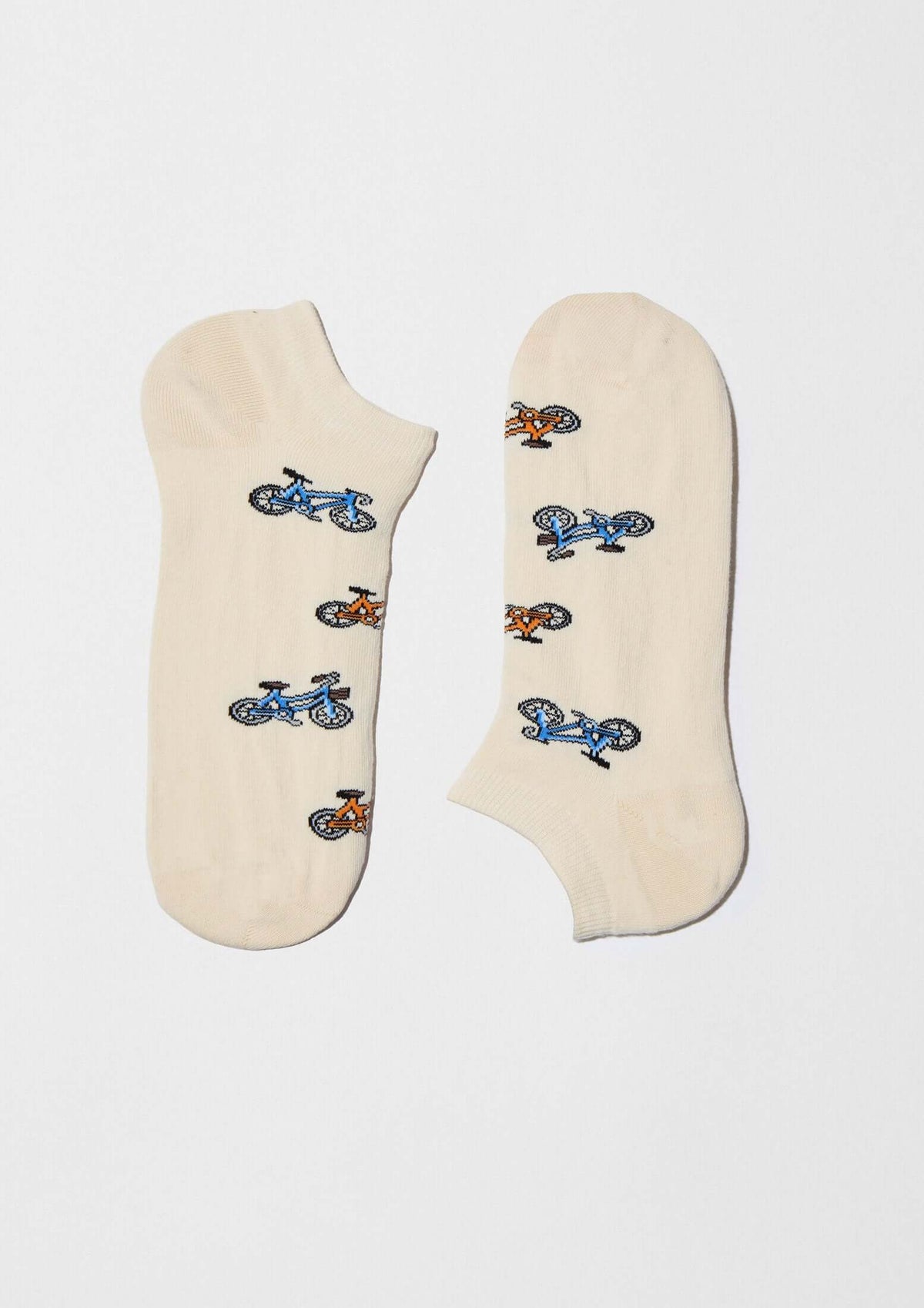 BeBicycle Beige Ankle, calcetines tobilleros beige crema con patrón de bicicletas en azul y naranja, fabricados en Portugal.