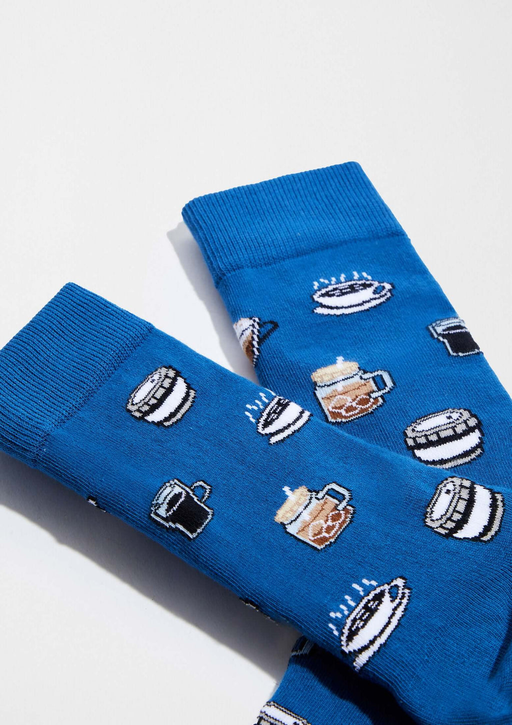 BeCoffee Blue: calcetines originales con dibujos de tazas de café en estilo pixel art sobre fondo azul.