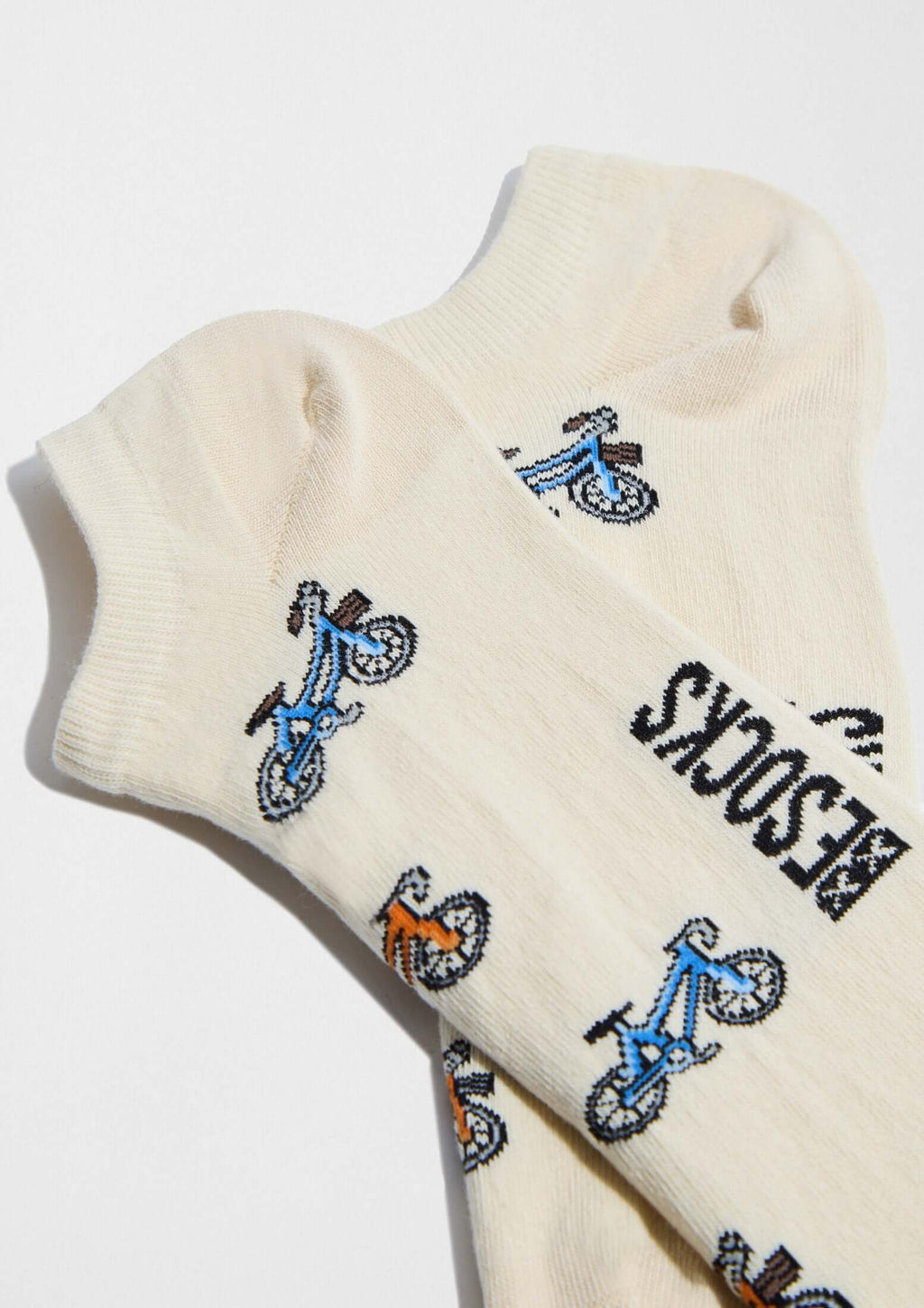 BeBicycle Beige Ankle, calcetines tobilleros beige crema con patrón de bicicletas en azul y naranja.