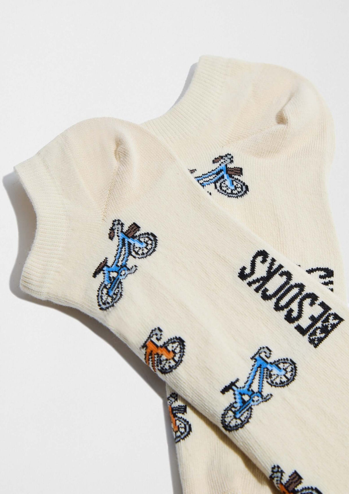 BeBicycle Beige Ankle, calcetines tobilleros beige crema con patrón de bicicletas en azul y naranja.