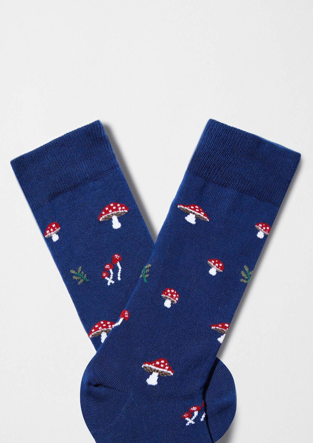 BeMushroom Navy calcetines originales con dibujo de setas rojas sobre fondo azul marino.