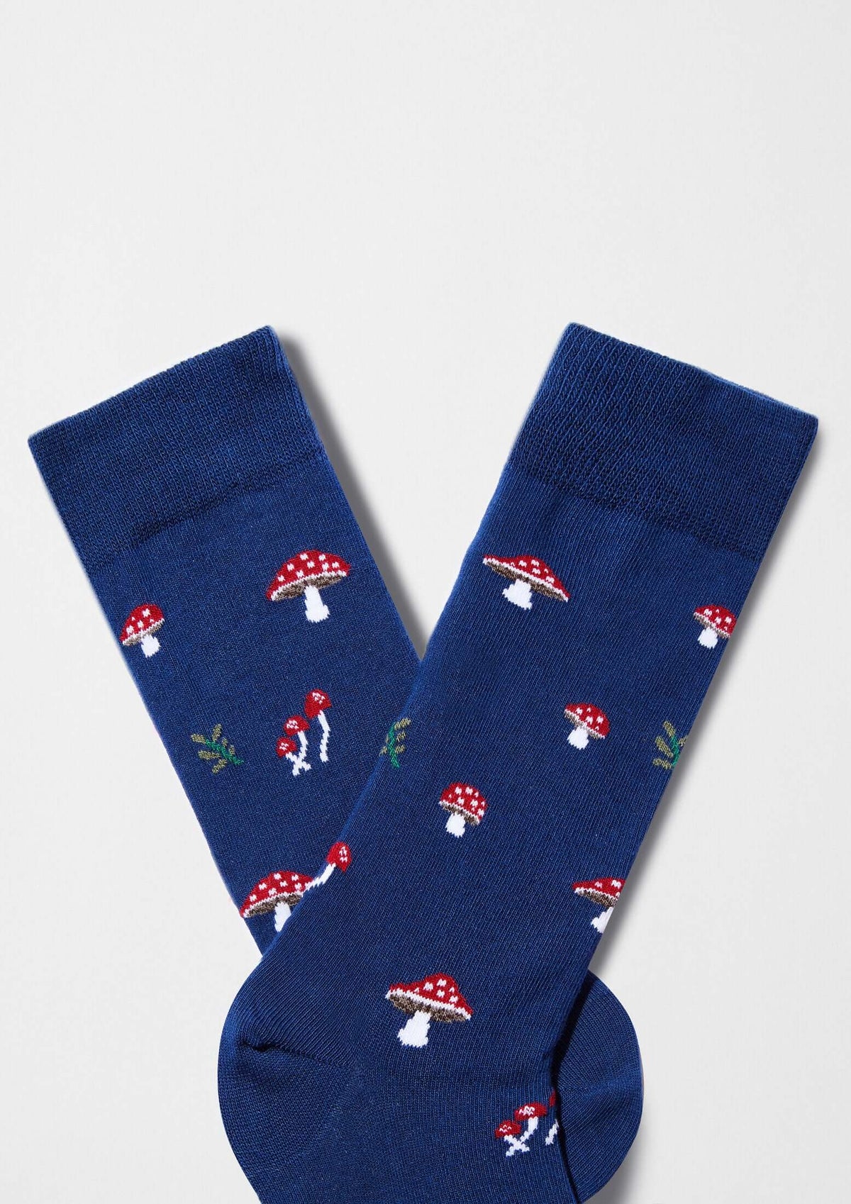 BeMushroom Navy calcetines originales con dibujo de setas rojas sobre fondo azul marino.