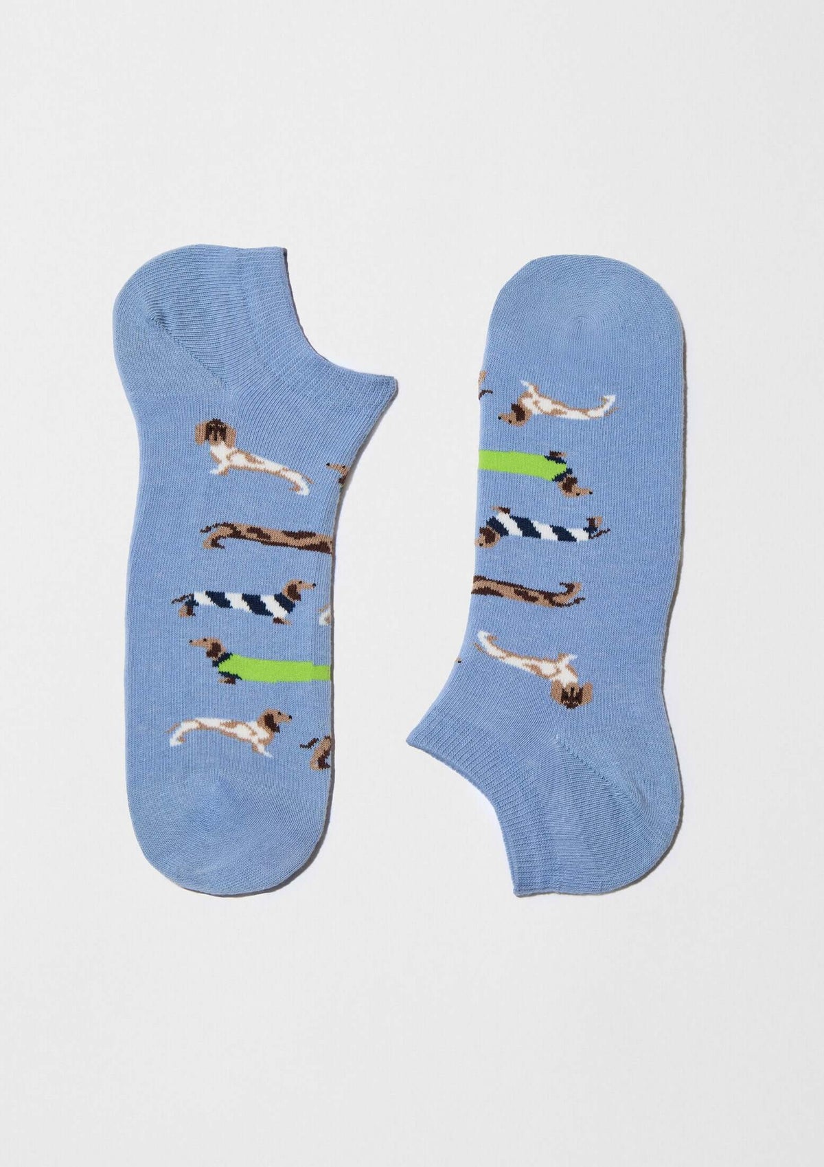 BePets Blue Ankle, calcetines tobilleros en azul cielo con patrón de perros salchicha sobre fondo claro.