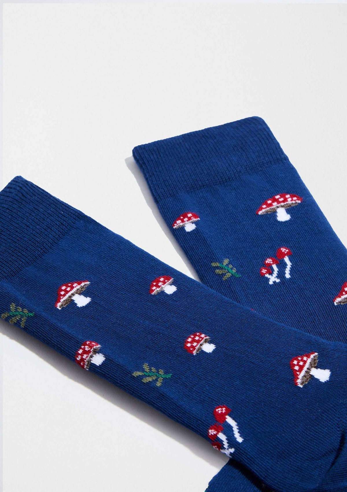 Calcetines BeMushroom Navy con setas rojas y brotes verdes sobre fondo azul marino, originales y con dibujos.