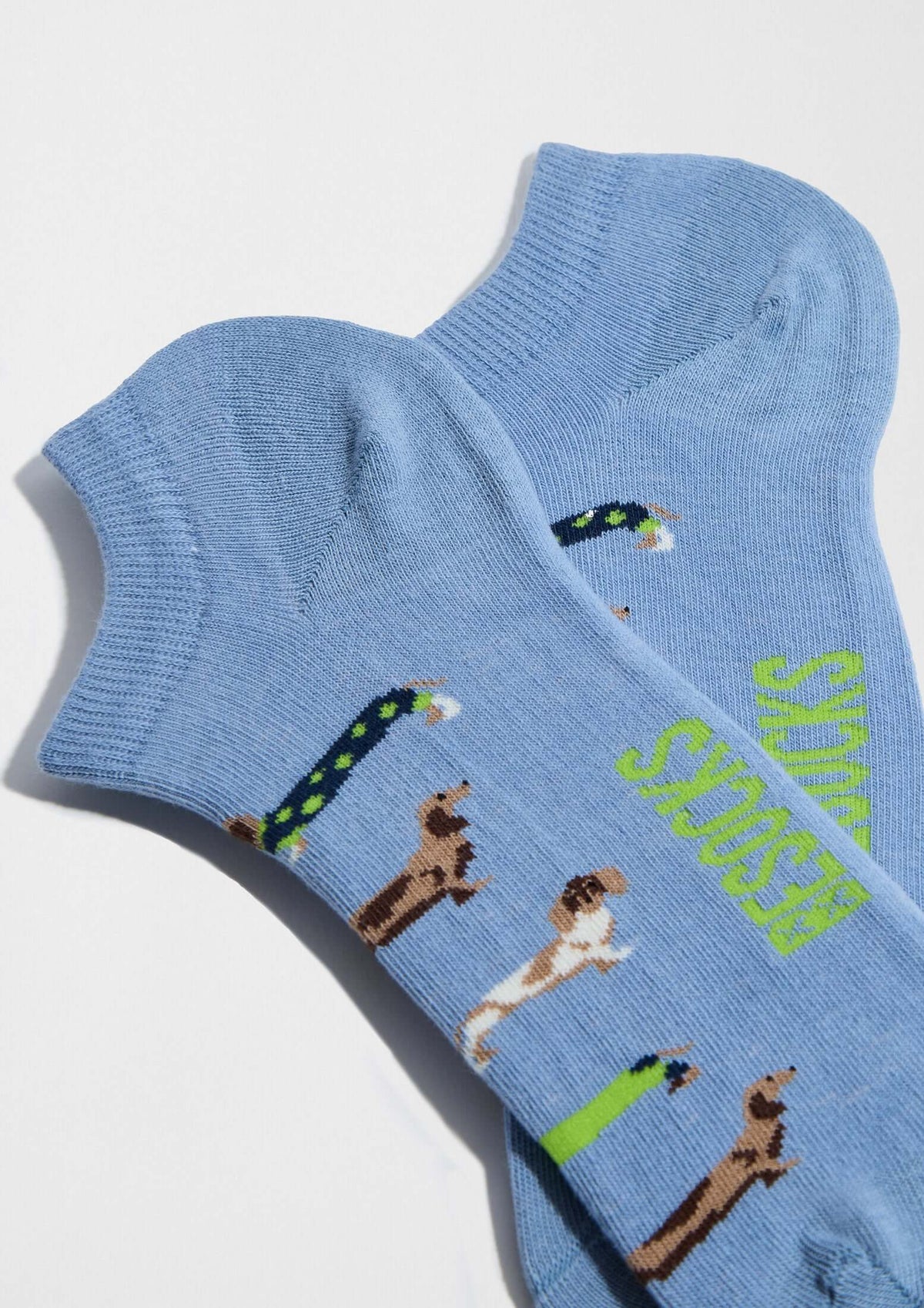 BePets Blue Ankle: calcetines tobilleros de algodón orgánico en azul con patrón de perros salchicha, fabricados en Portugal.