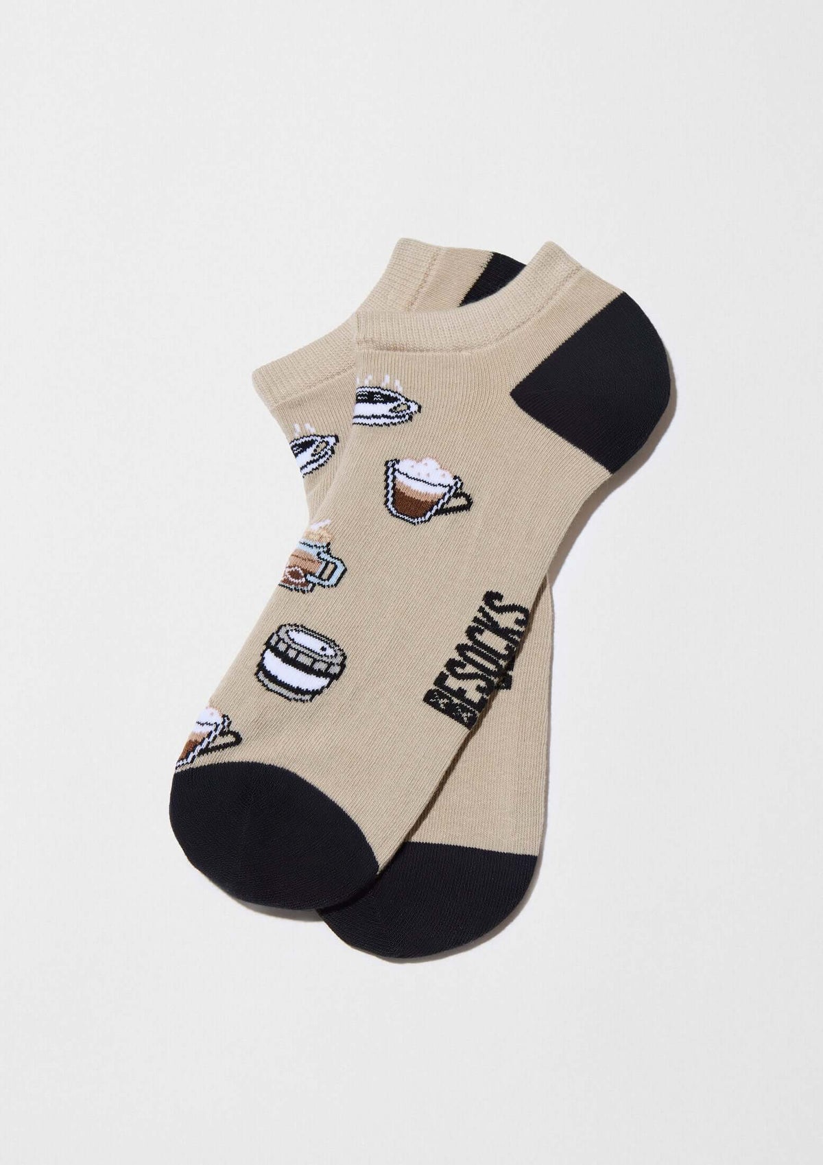 Calcetines tobilleros BeCoffee Beige Ankle con patrón de ilustraciones de tazas de café sobre fondo beige.