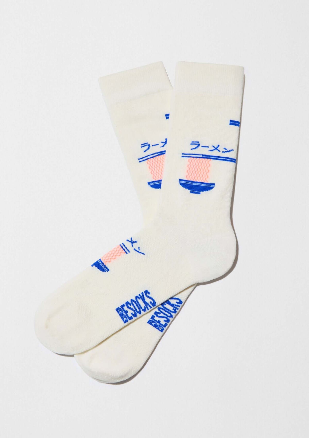BeRamen, calcetines off white con dibujo de cuenco de ramen en naranja y azul, estilo original y casual.