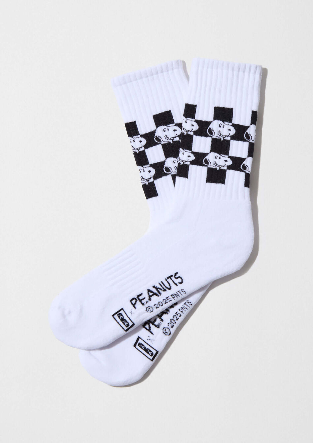 Calcetines altos BeSnoopy Chess de algodón orgánico con dibujos de Snoopy sobre fondo blanco y patrón de ajedrez.