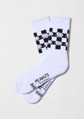 Calcetines altos BeSnoopy Chess de algodón orgánico con dibujos de Snoopy sobre fondo blanco y patrón de ajedrez.