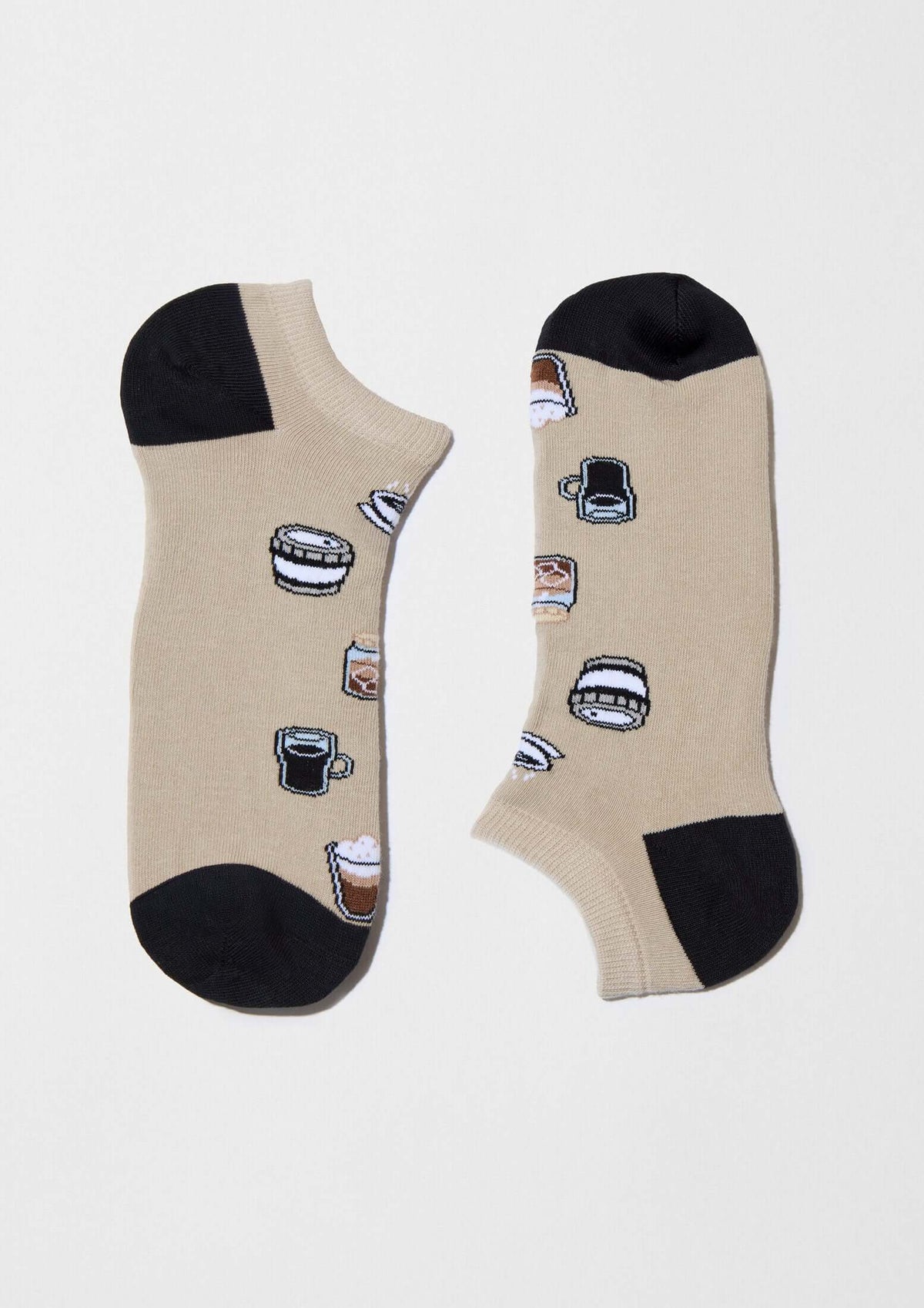 Calcetines tobilleros BeCoffee Beige Ankle en color beige arena con ilustraciones de tazas de café y detalles en negro.
