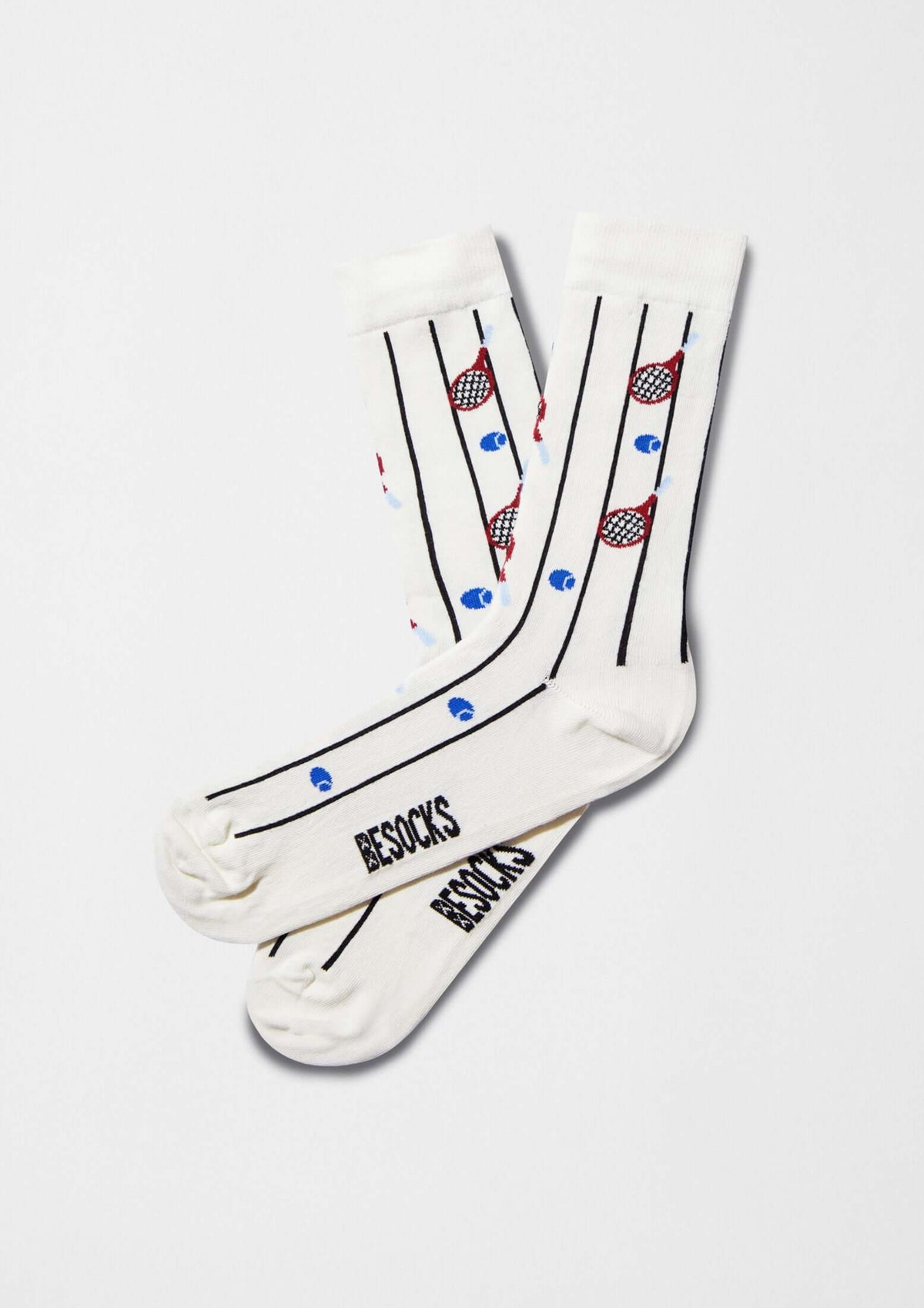 BeTennis - Calcetines con dibujos deportivos en blanco con raquetas rojas y pelotas de tenis azules originales.