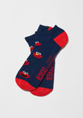 BeSesameStreet Elmo Navy Ankle, calcetines tobilleros con patrón de Elmo en azul oscuro y talón rojo, fabricados en Portugal.