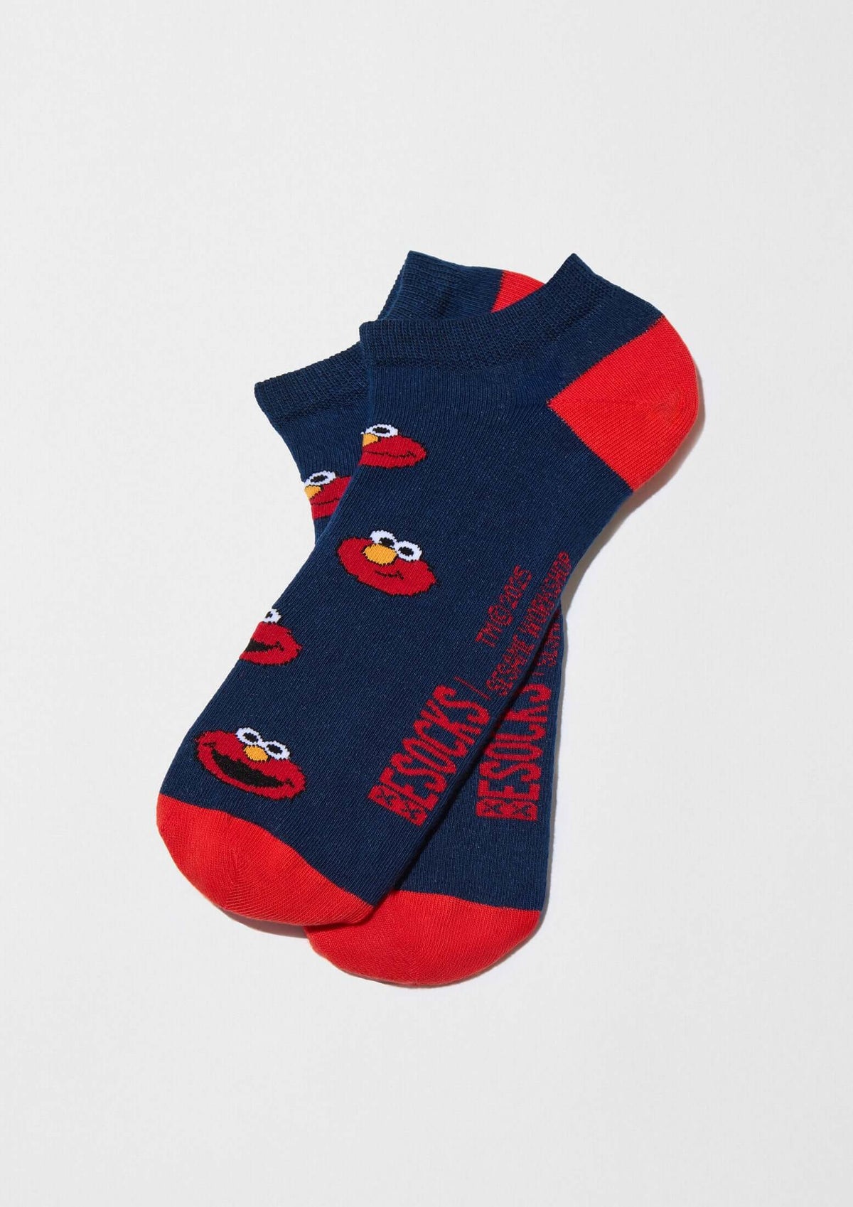 BeSesameStreet Elmo Navy Ankle, calcetines tobilleros con patrón de Elmo en azul oscuro y talón rojo, fabricados en Portugal.