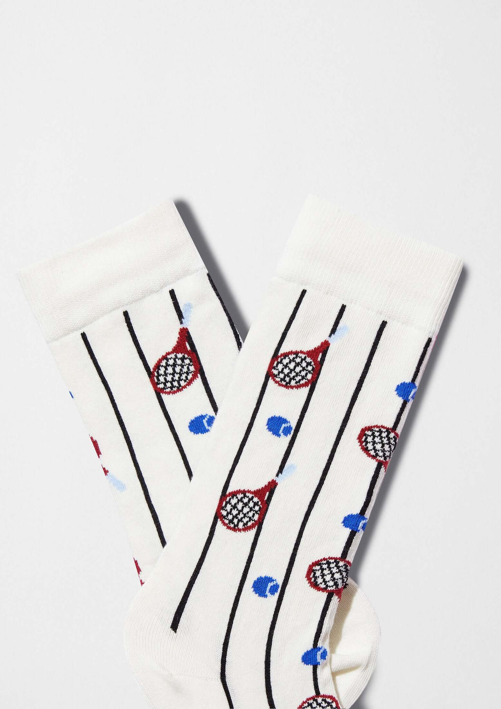 calcetines BeTennis con dibujos de raquetas rojas y pelotas de tenis azules sobre fondo blanco.