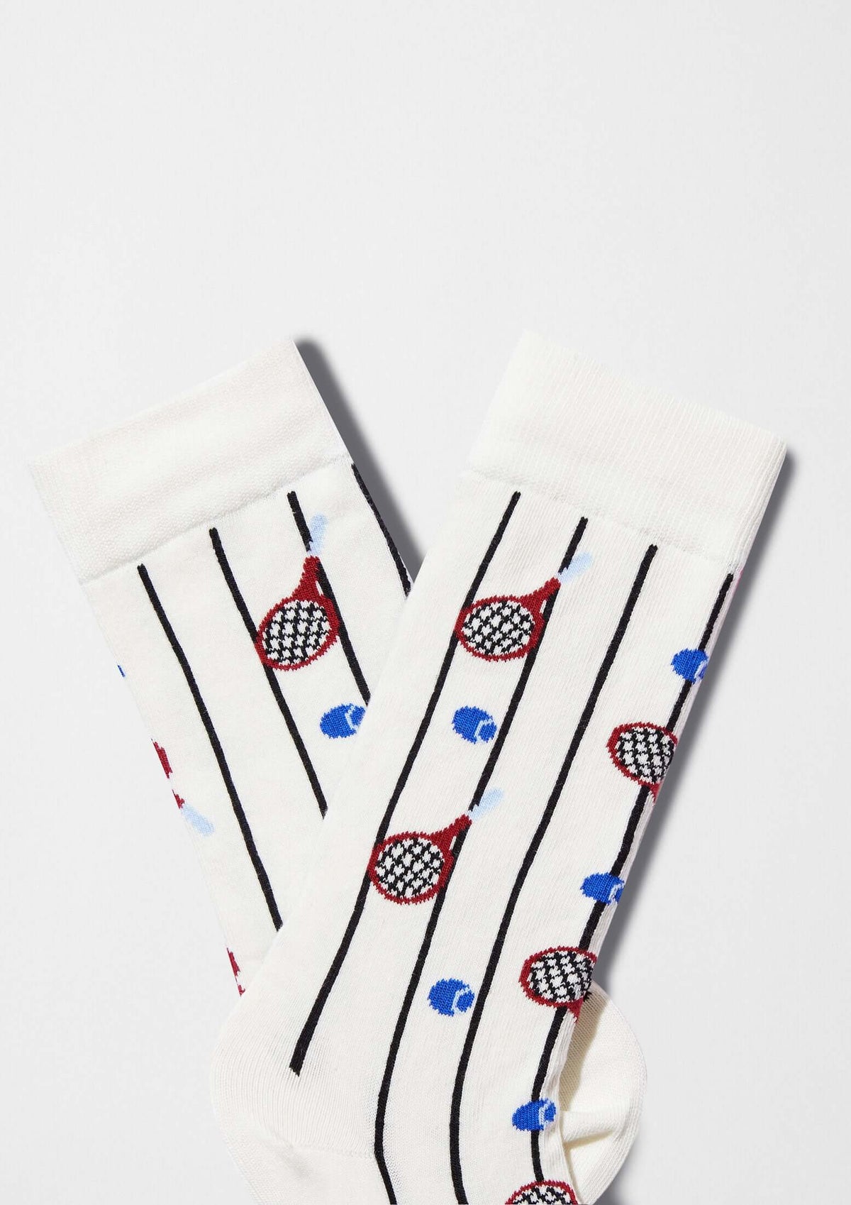 calcetines BeTennis con dibujos de raquetas rojas y pelotas de tenis azules sobre fondo blanco.
